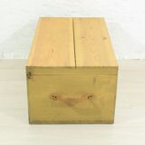 Malle en bois massif antique