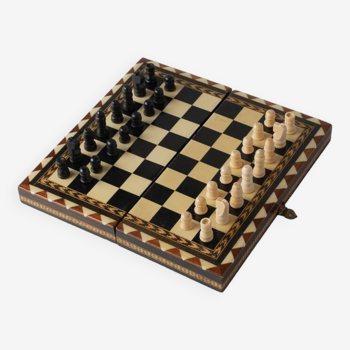 Foldable box chess set