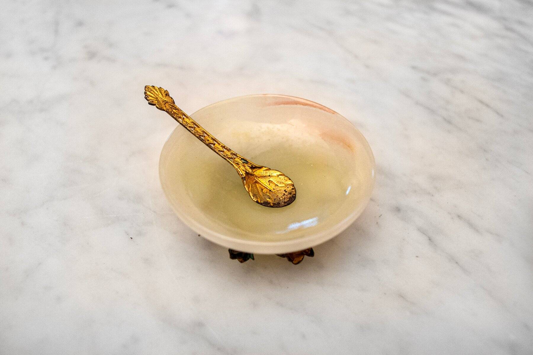 Vintage jade salt shaker with a golden metal base by Angeletti Roma, 1950, set of 2 pieces.