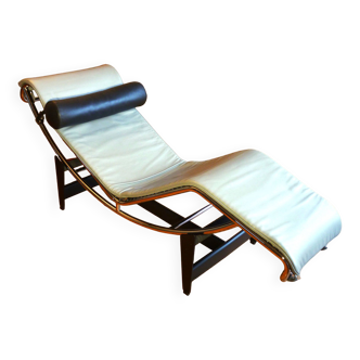 Chaise longue LC4, de Le Corbusier, Charlotte Perriand et Pierre Jeanneret, édition Cassina