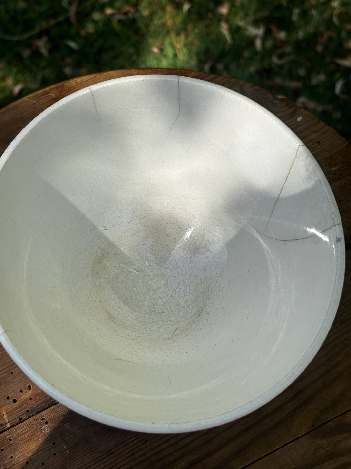 Old footed bowl in earthenware with pink decoration and defects.