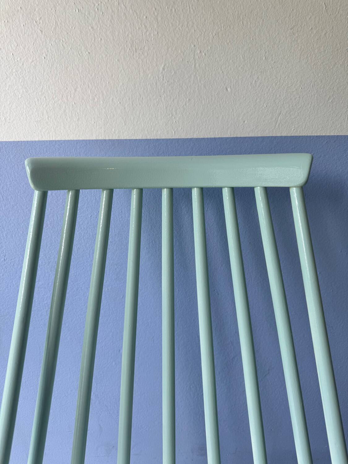 Chaise bâton blanche « Mademoiselle » du Finlandais Ilmari Tapiovaara