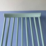 Chaise bâton blanche « Mademoiselle » du Finlandais Ilmari Tapiovaara