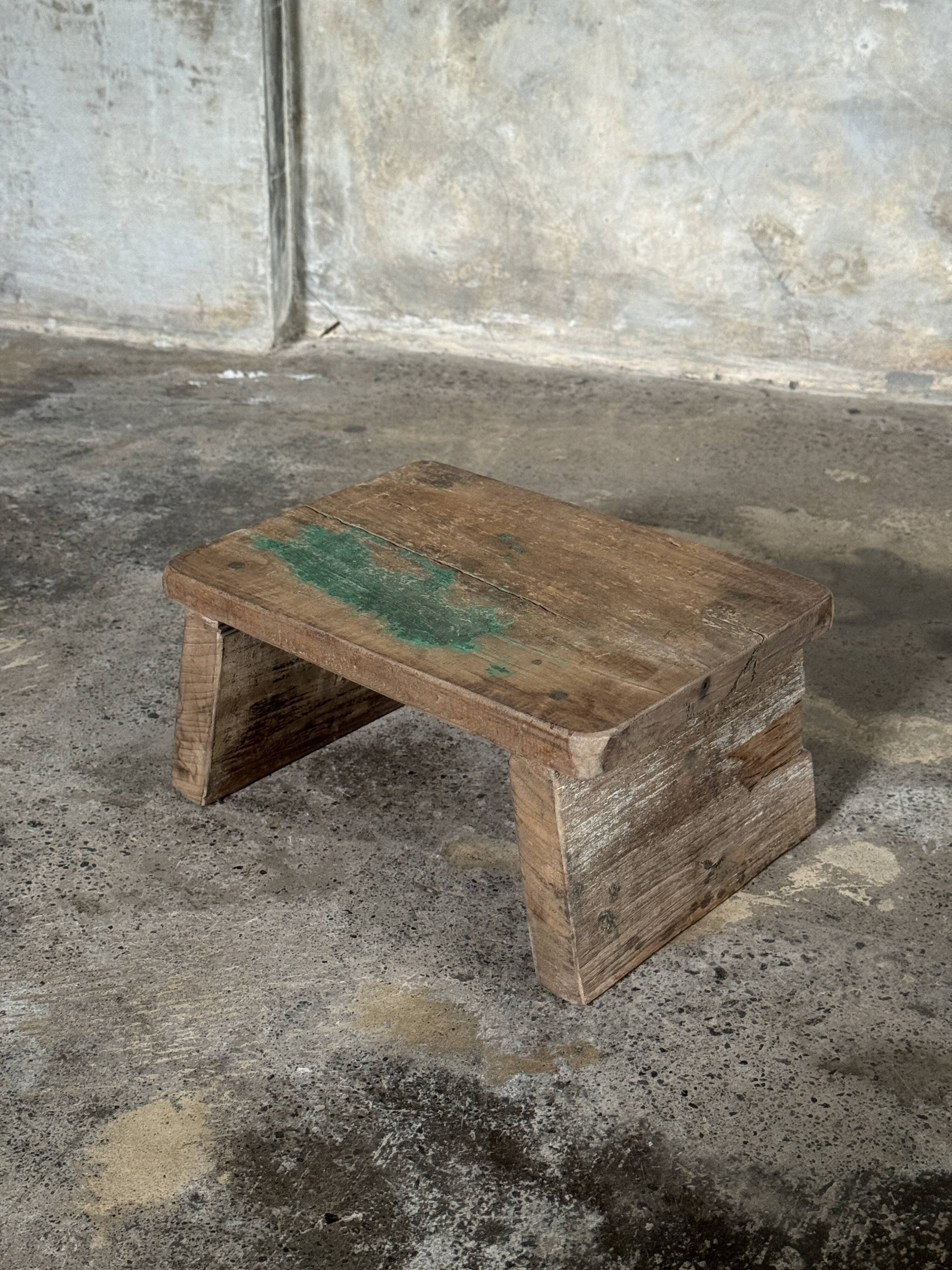 Tabouret d'appoint en teck upcyclé, traces de chromie verte