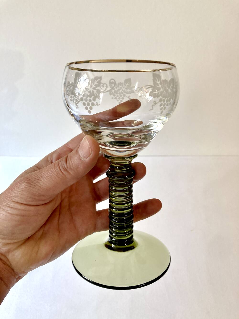 7 verres à vin d'Alsace Roemer, pieds gradins vert mousse et liseré doré