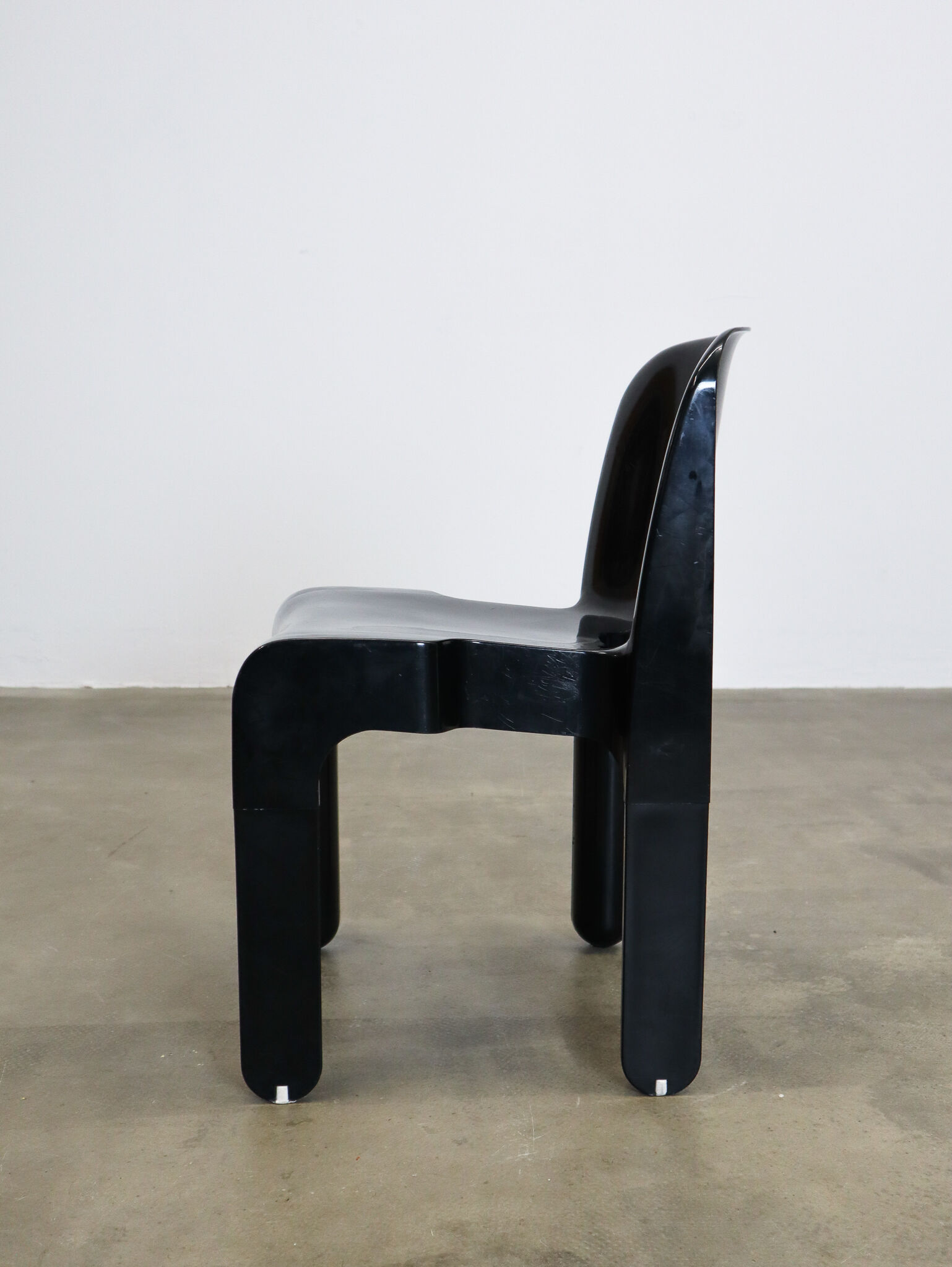 Joe Colombo Universale chairs black