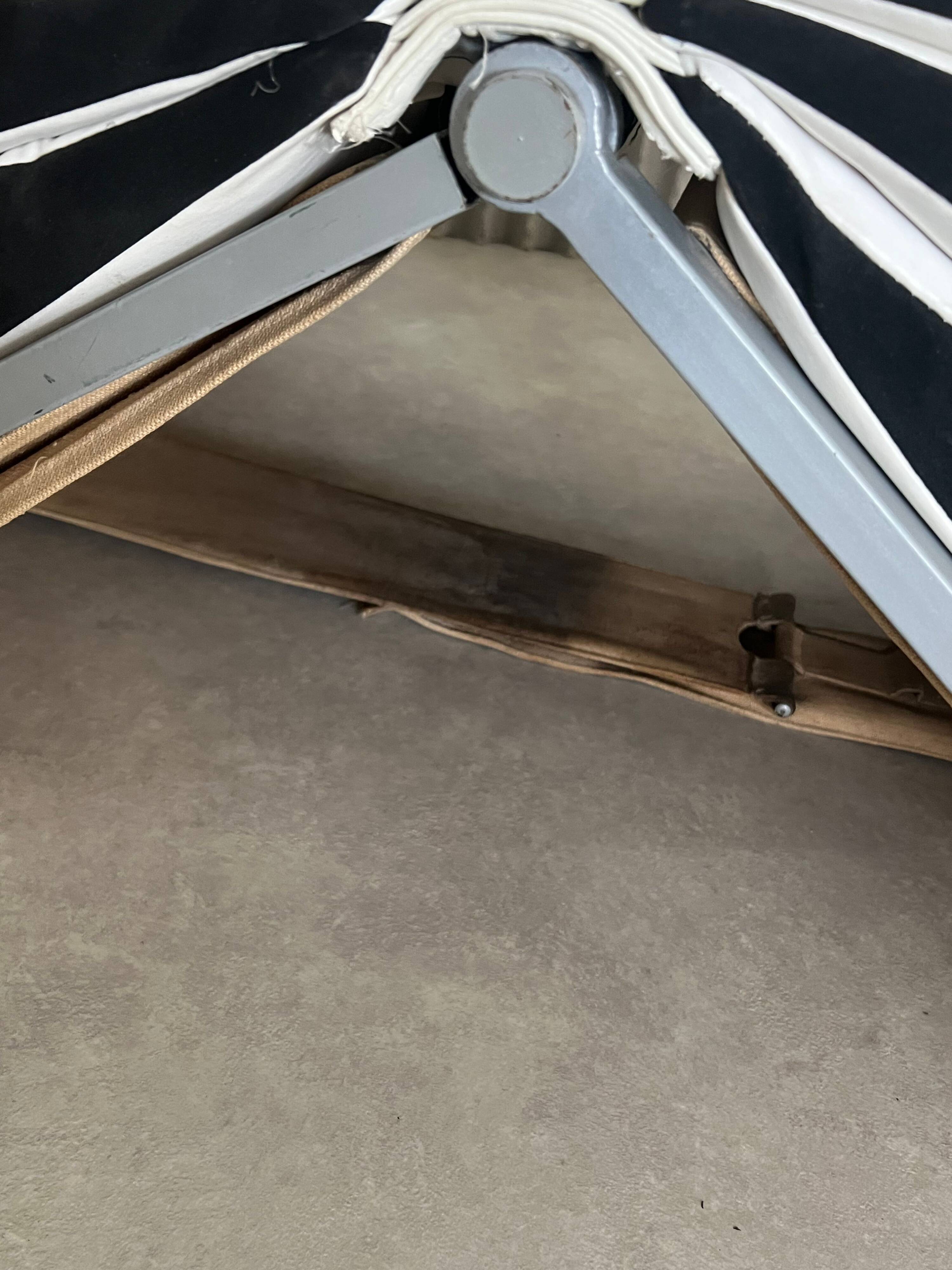 Original “Libro” chair by Gruppo DAM for Busnelli