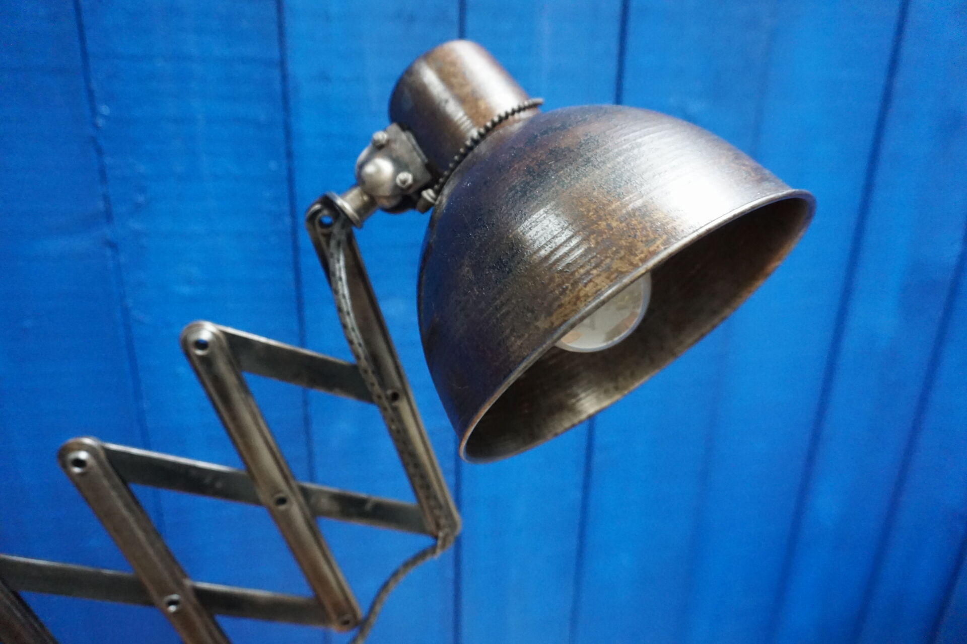Lampe de table de bureau de ciseaux industriels de cru des années 1950