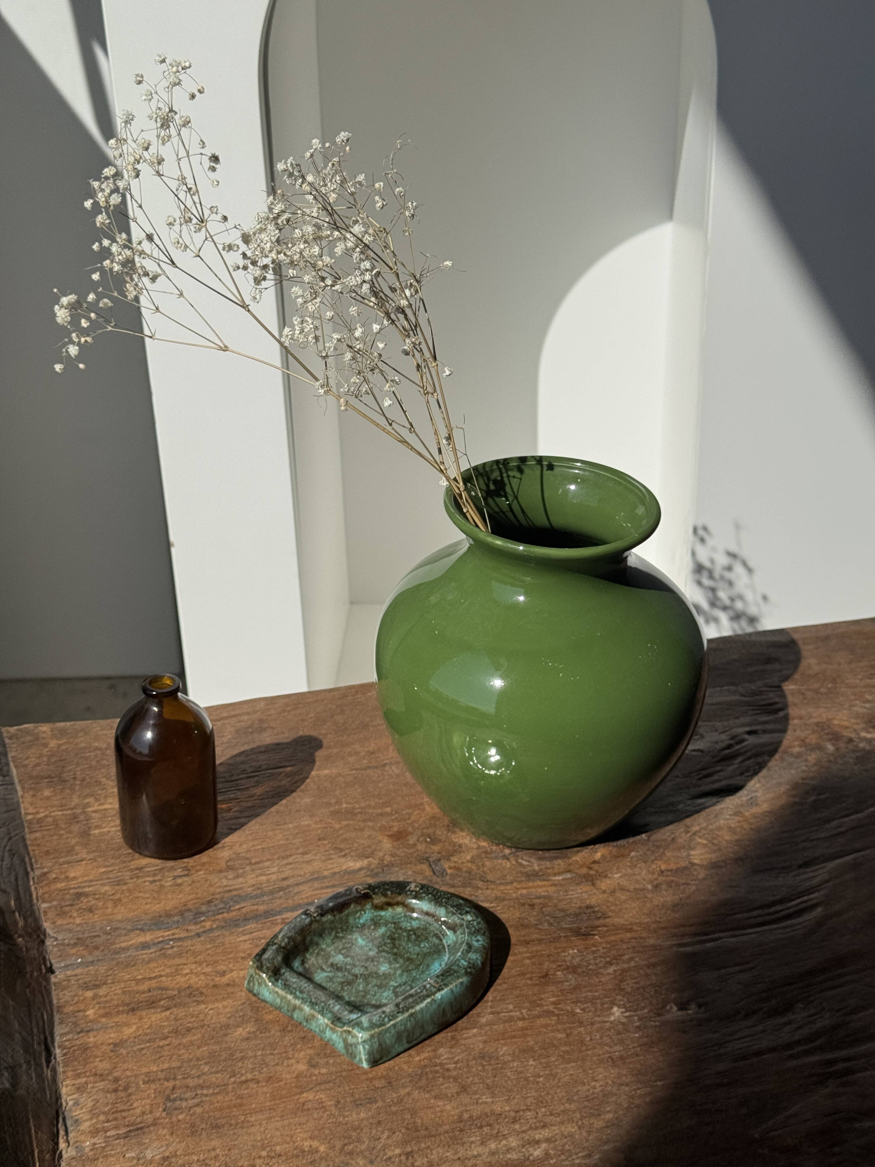 Cendrier en céramique vernissée turquoise et brune en forme de fer à cheval