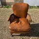Paire de fauteuils en cuir joues en cannage