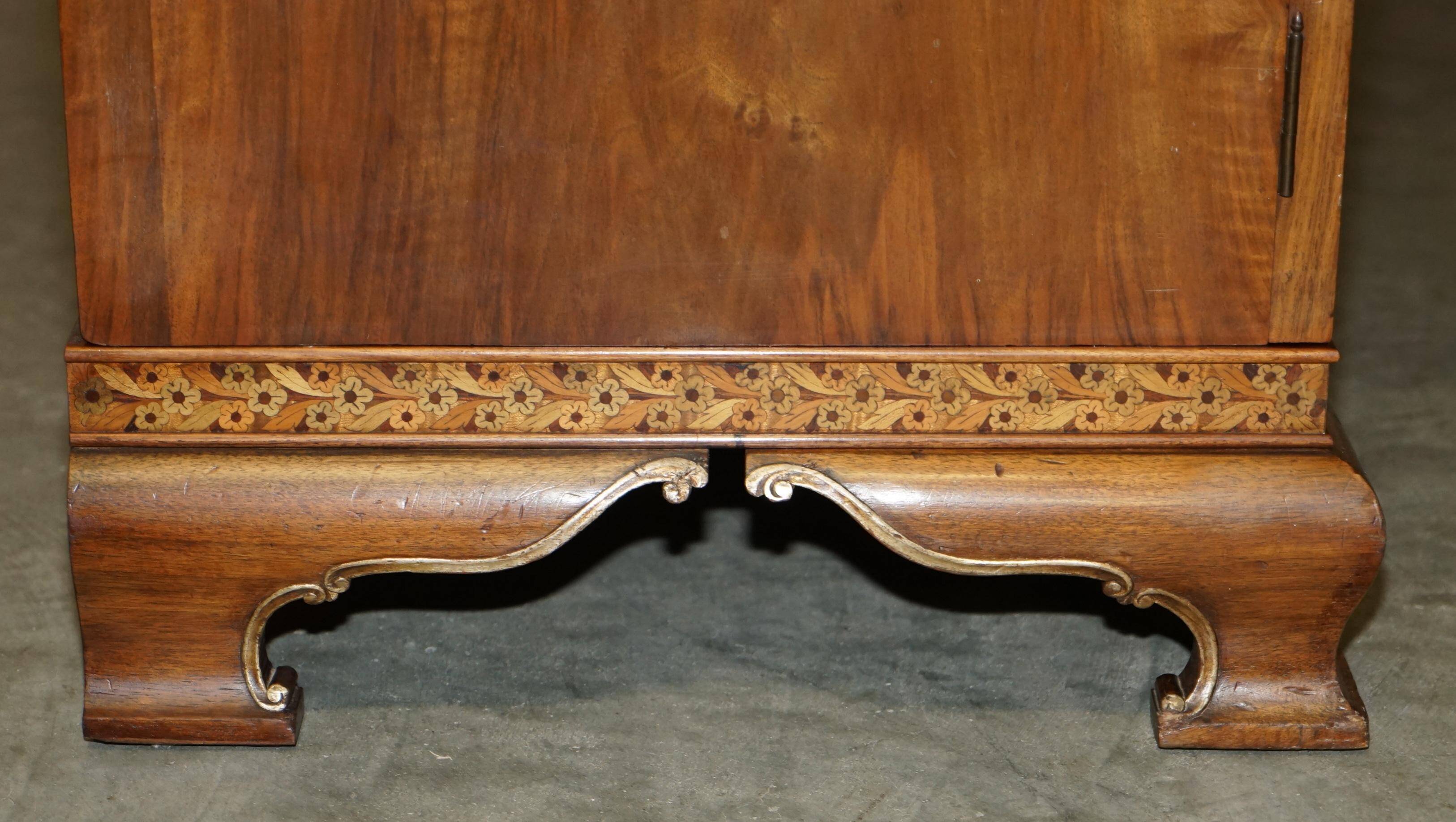 Armoire triple en placage de noyer Waring & Gillow