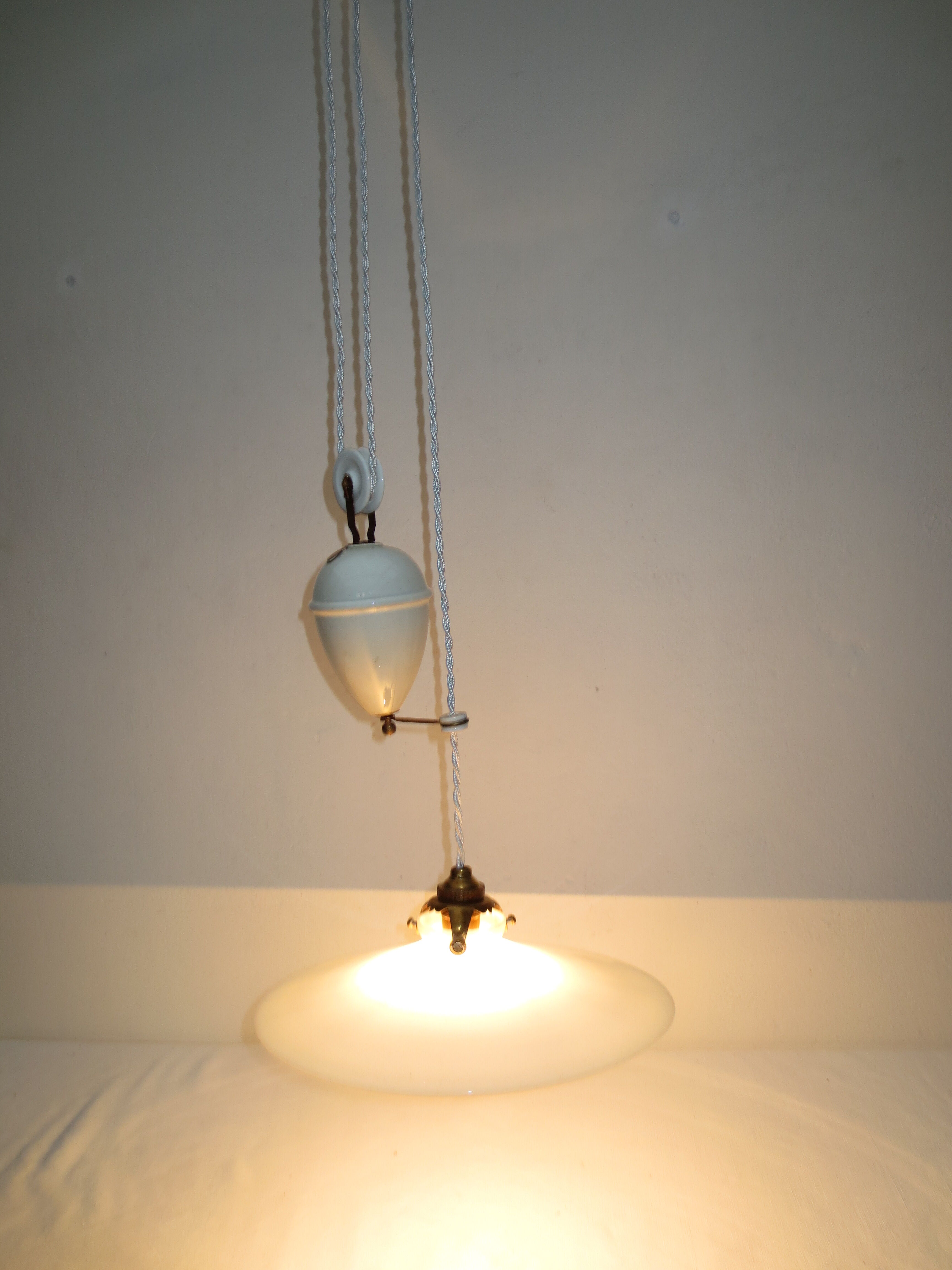 Suspension dit monte et baisse en porcelaine et opaiine blanche