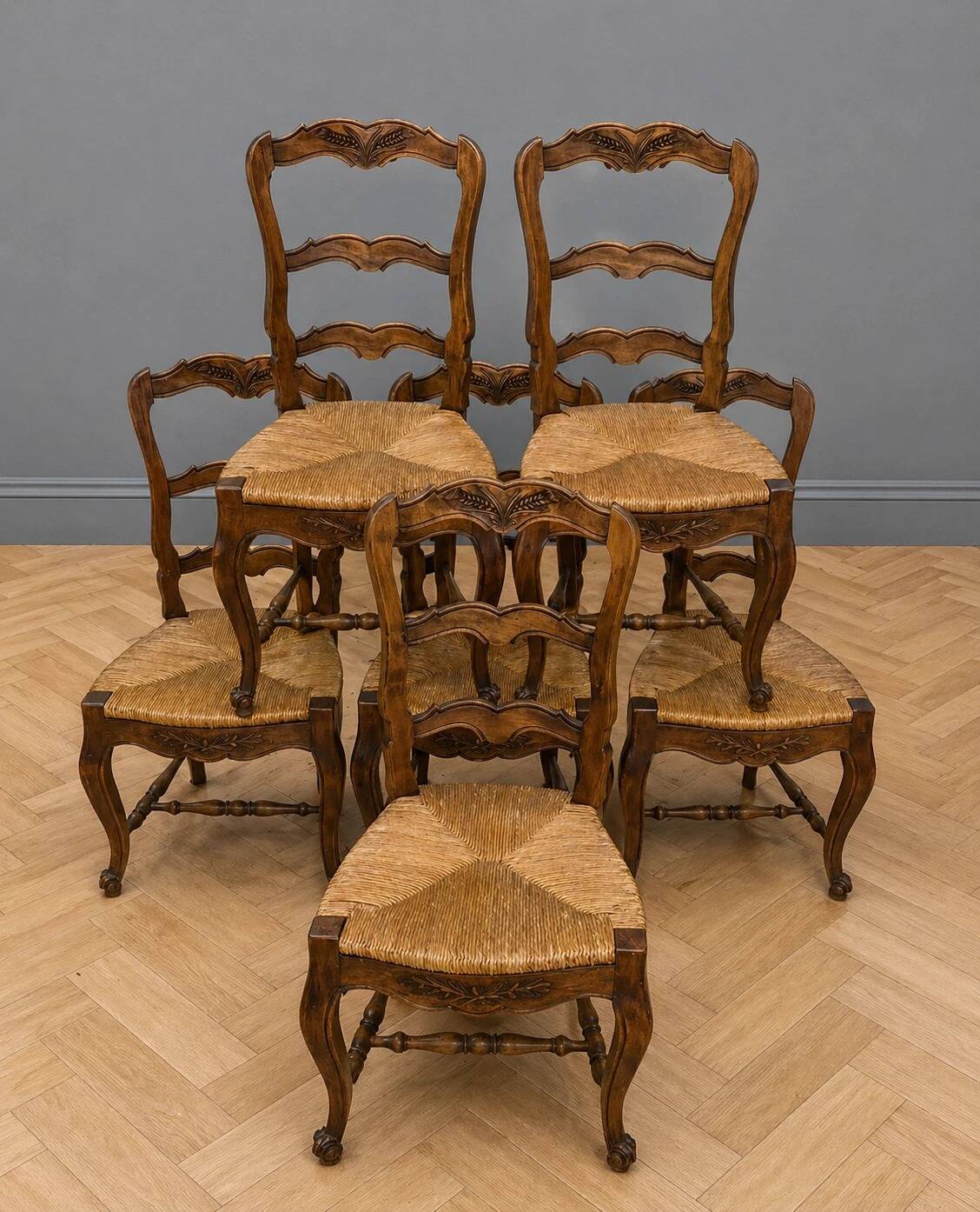 Suite de six chaises provençales en noyer, datant du début du XXe siècle