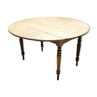 Round table in oak tapered feet with extension cords