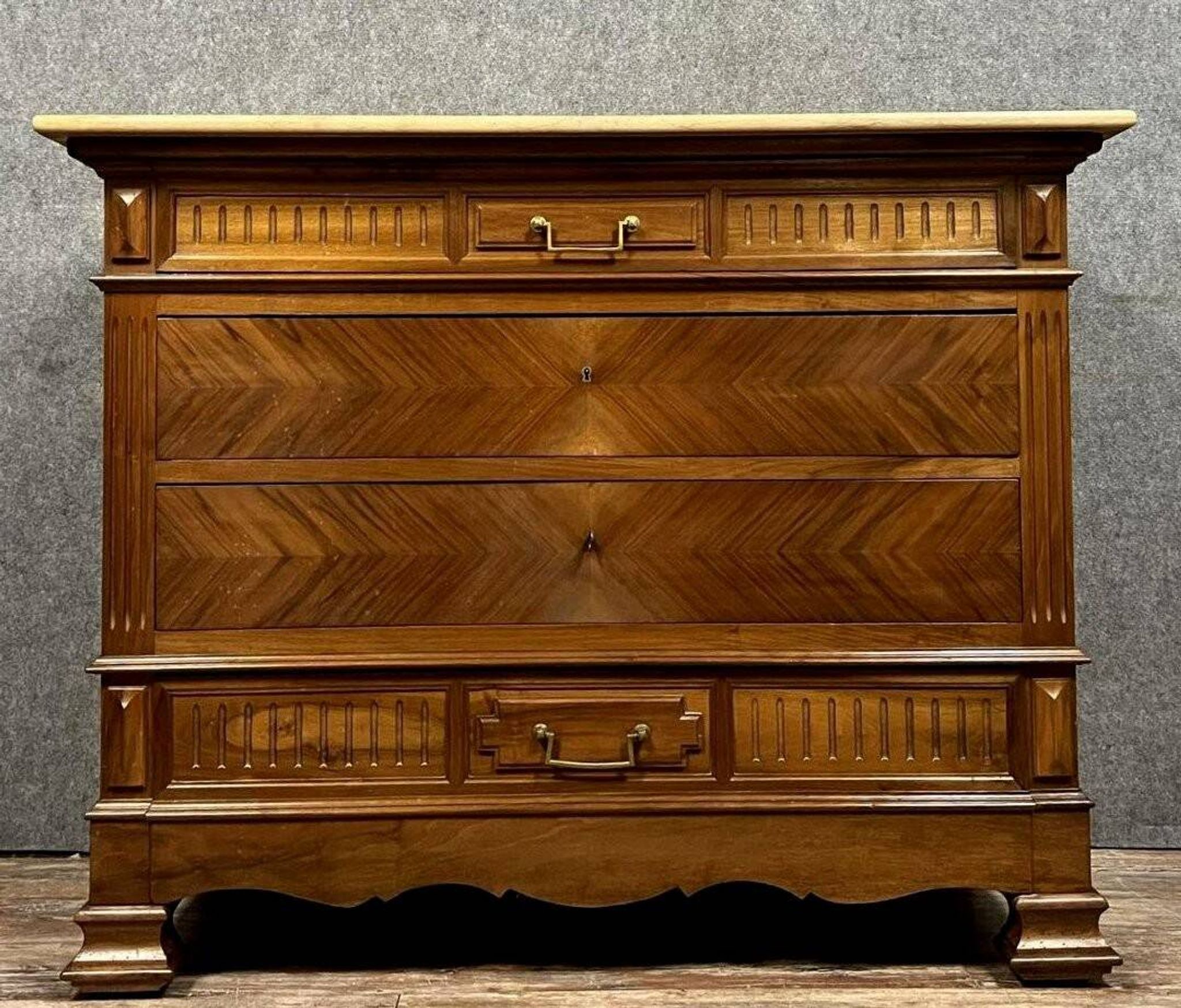 Commode de style Louis XVI en noyer et marbre, façade en chevrons
