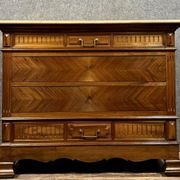 Commode de style Louis XVI en noyer et marbre, façade en chevrons