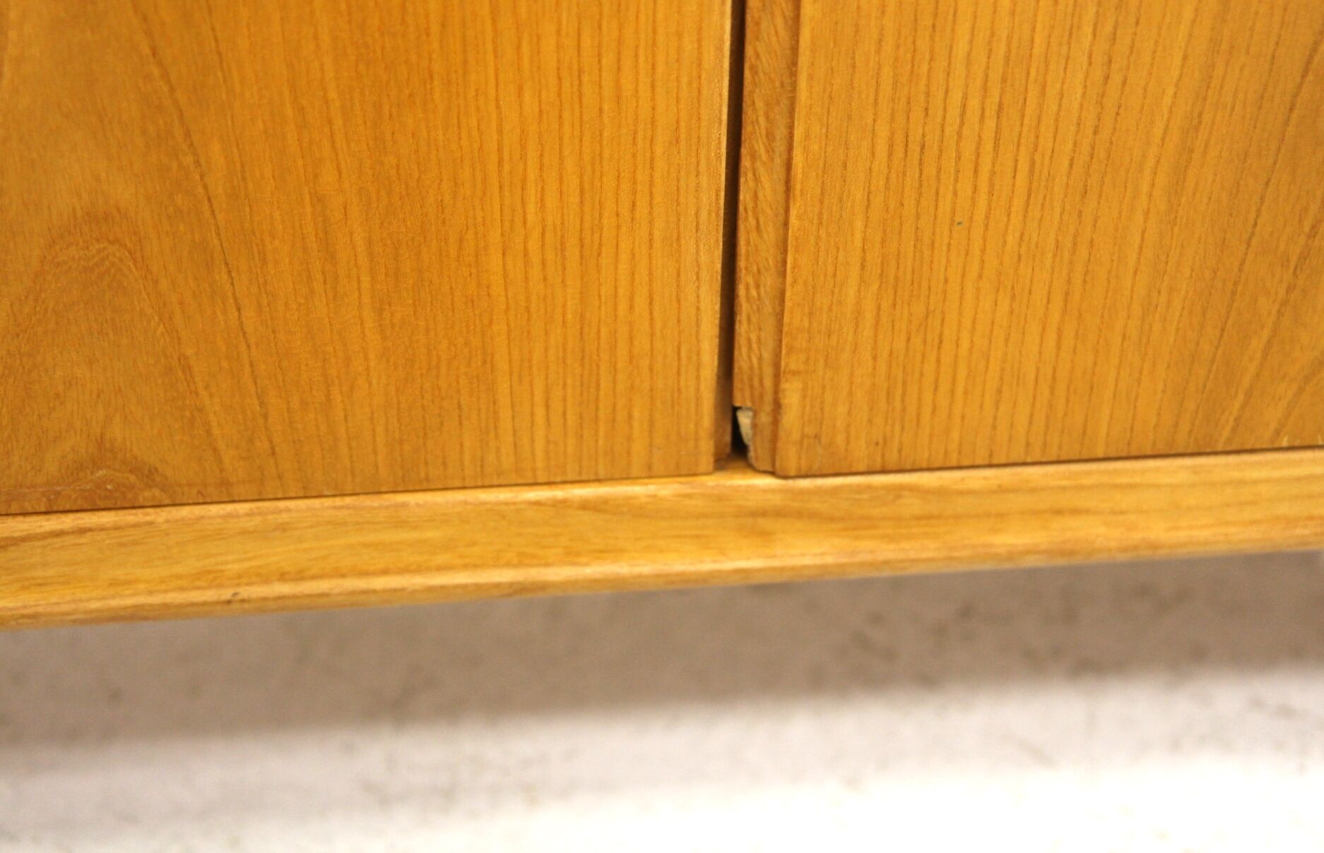 Armoire scandinave en orme Suède 1960