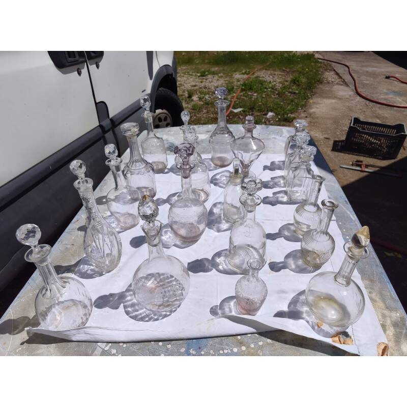 Lot de 20 carafes en verre et cristal