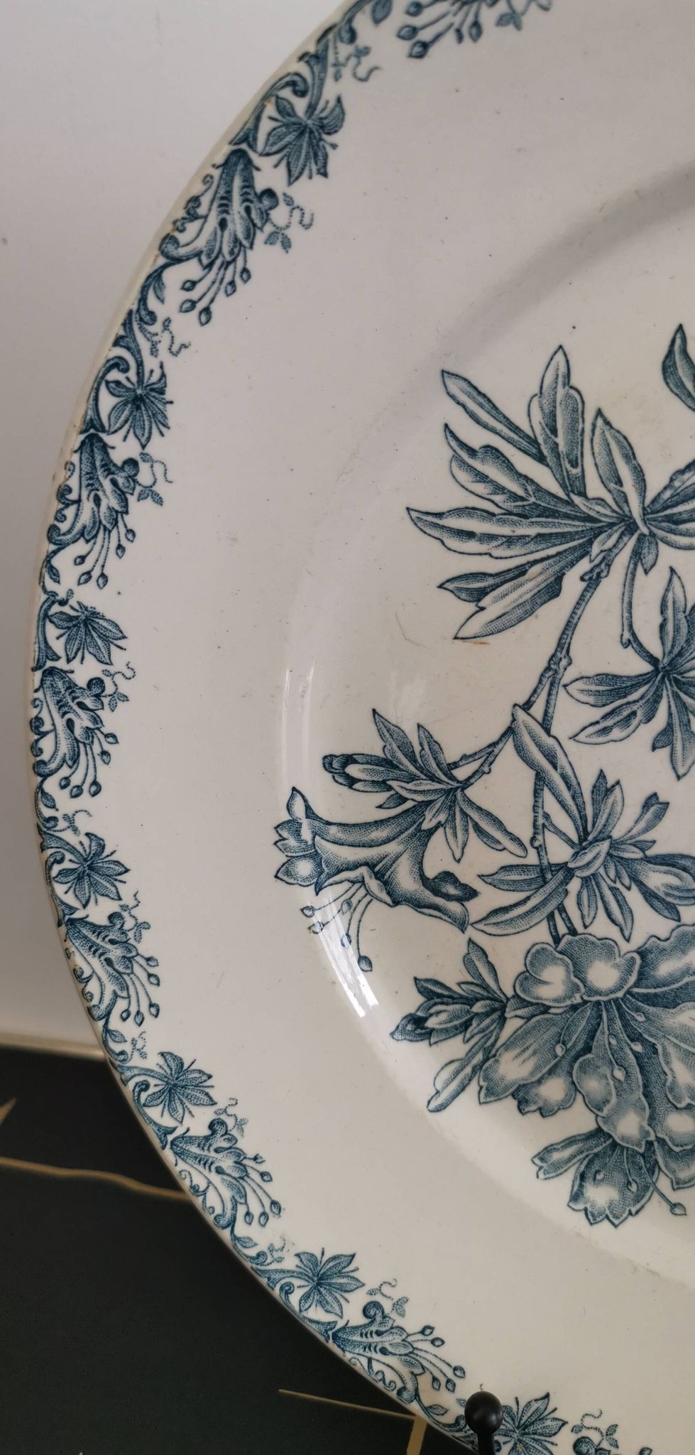 Plat rond en céramique de Sarreguemines modèle Flore