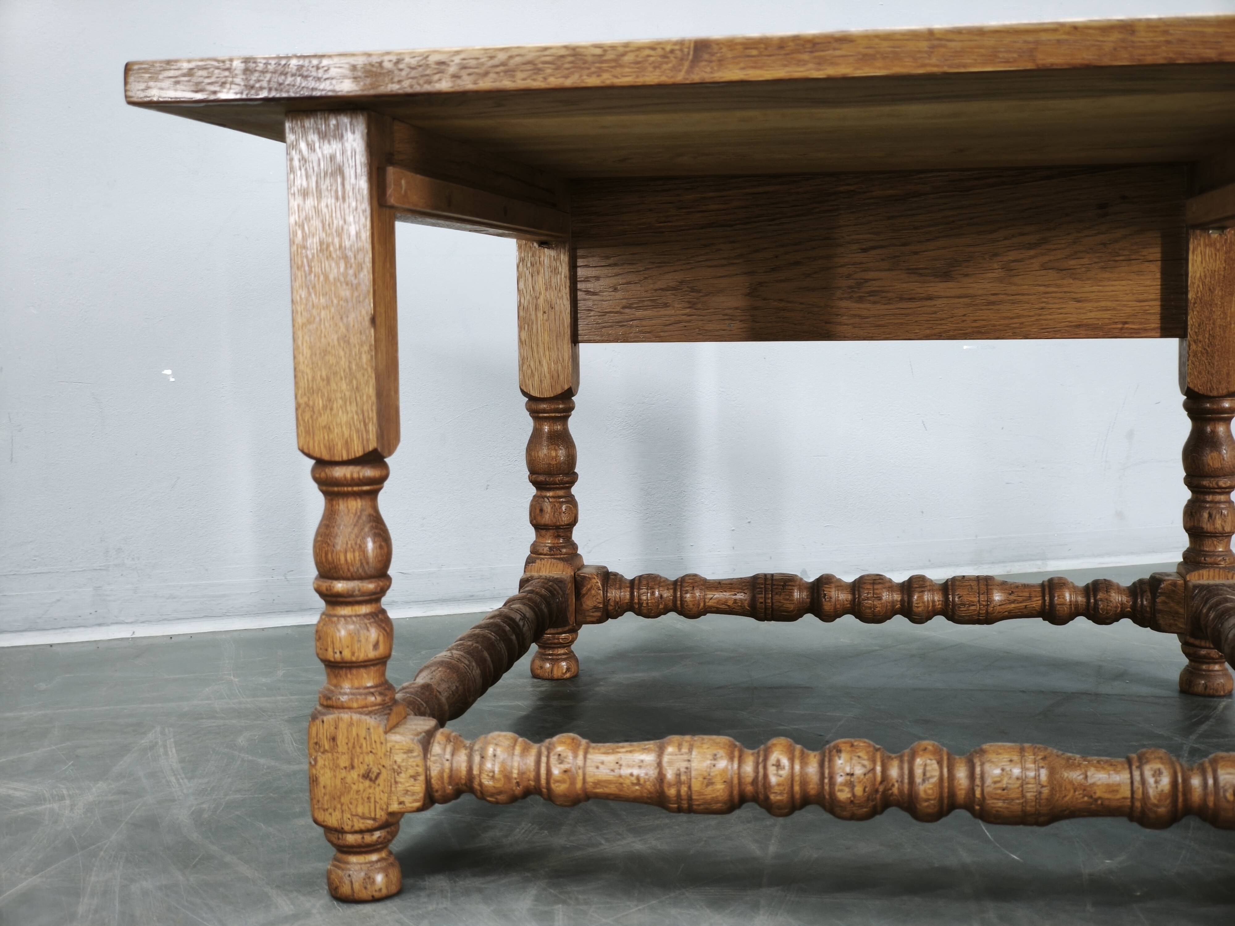 Paire de grandes tables de nuit en chêne massif européen, années 1980.