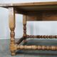 Paire de grandes tables de nuit en chêne massif européen, années 1980.