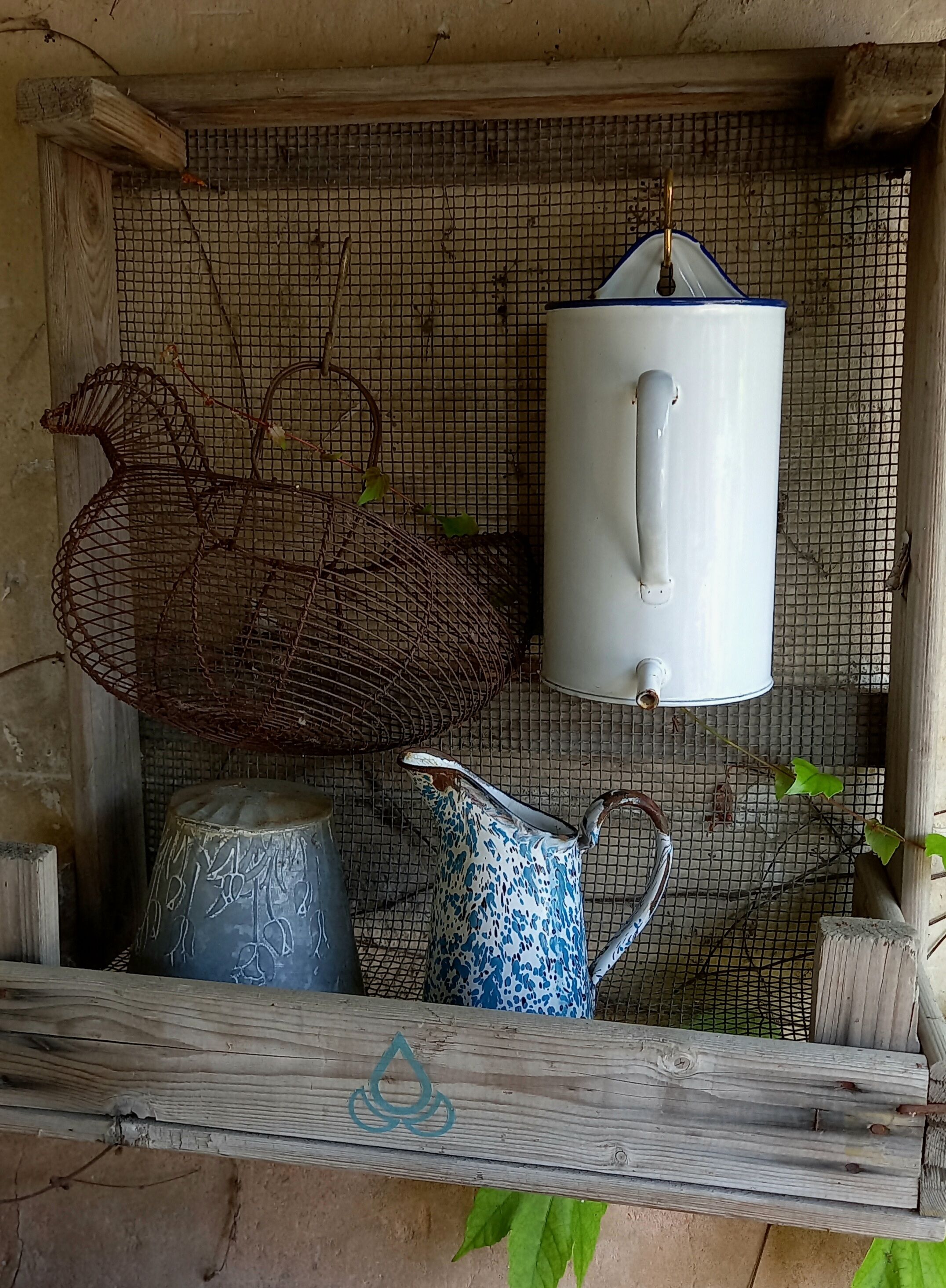 Old enema pot in enamelled sheet metal - Wall fountain Broc Graduated pot white enamel 50s