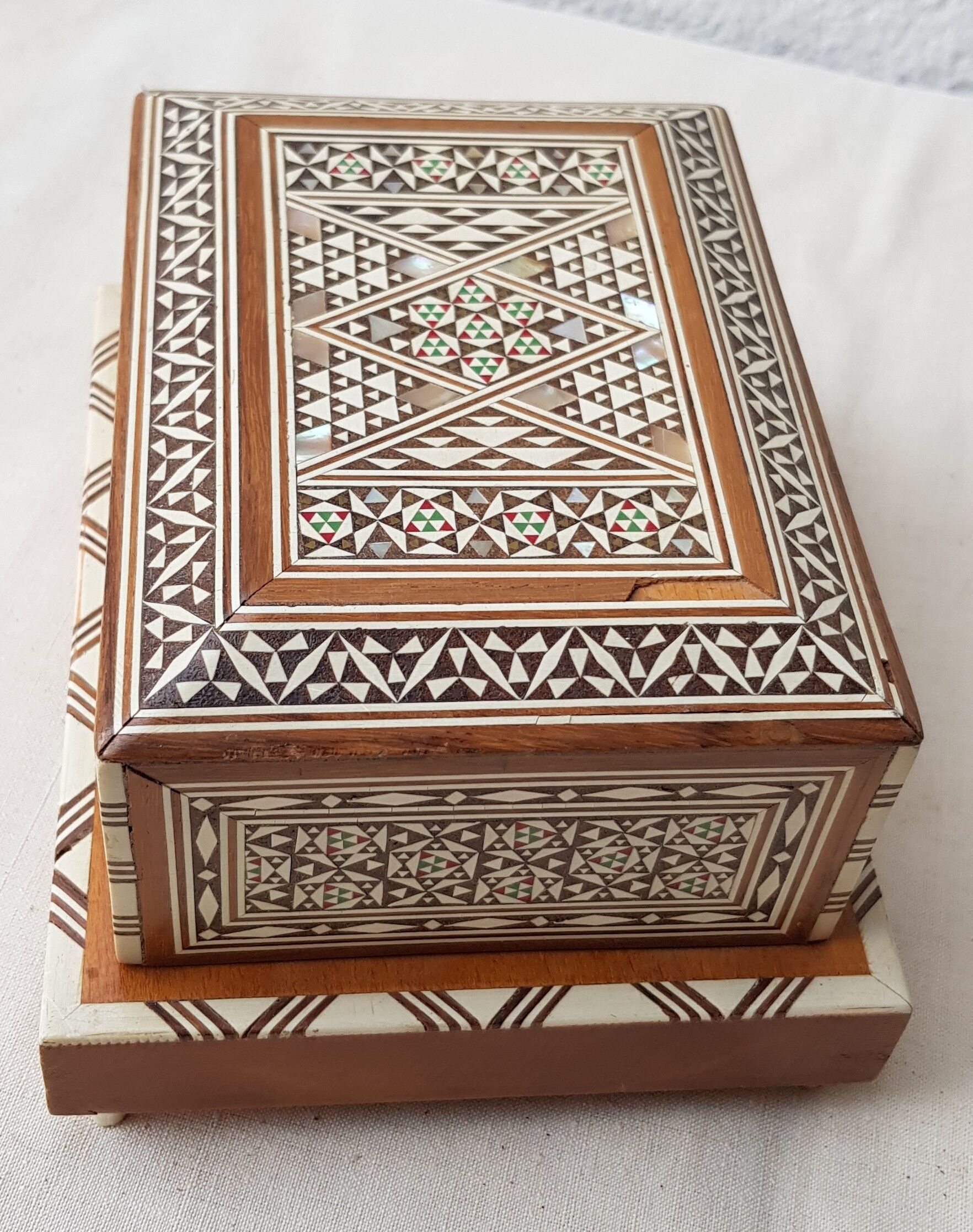 Wood cigarette box and mother-of-pearl inclusion