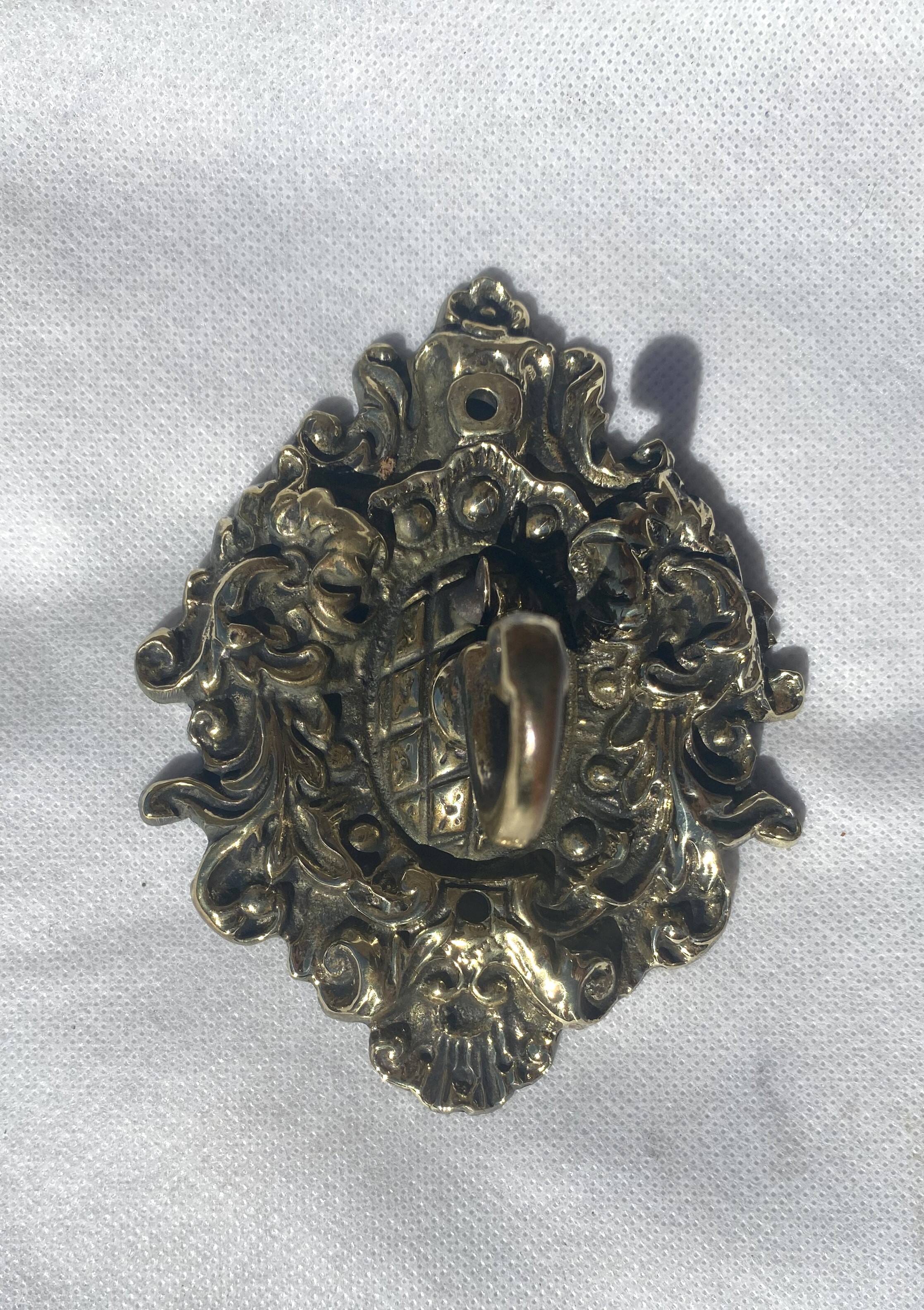 Crochet mural ancien en bronze