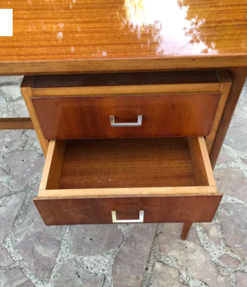 Flat desk compass feet