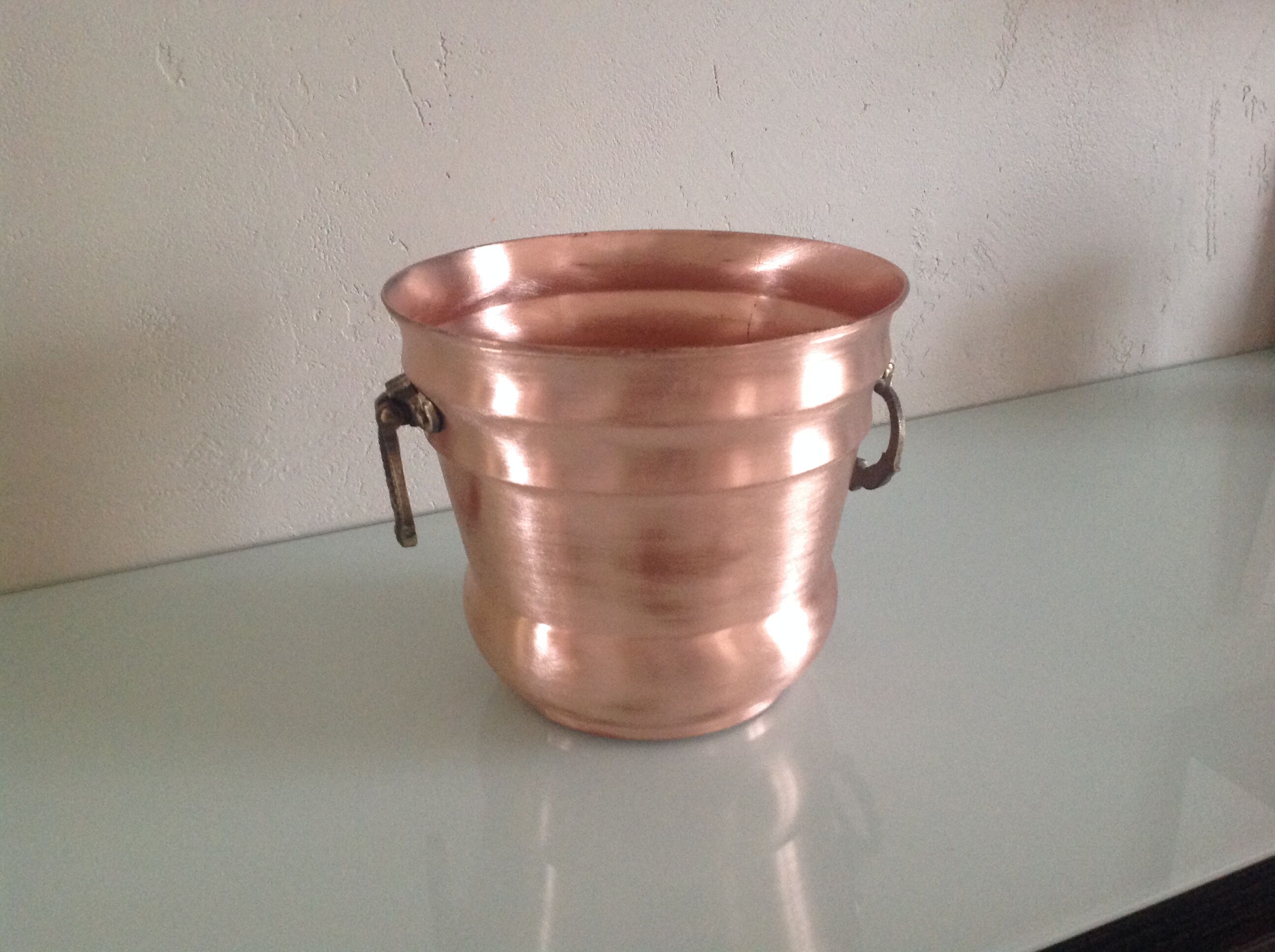 Cache pot old red brass brushed and sculpted brass handles