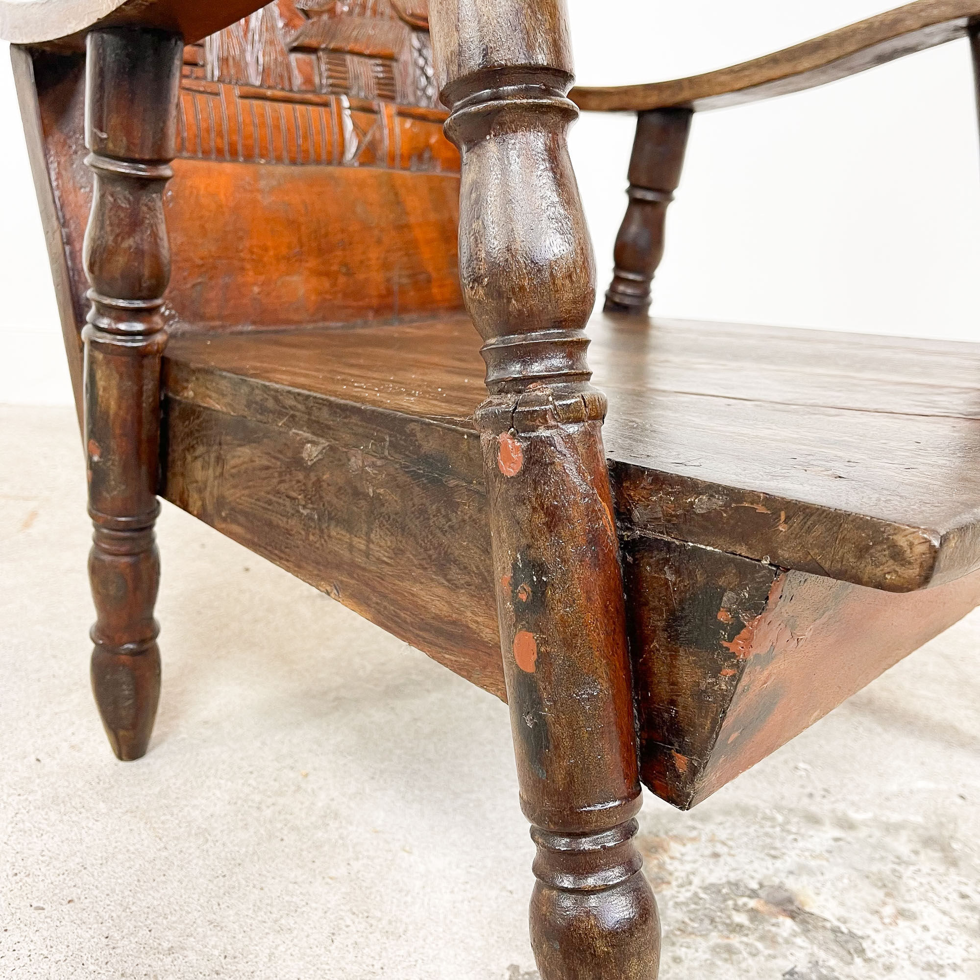 Paire de fauteuils en bois de teck sculpté Indonésie