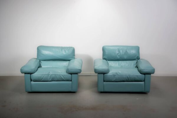 Fauteuils Petronio par Tito Agnioli pour Poltrona Frau en cuir bleu poudre.