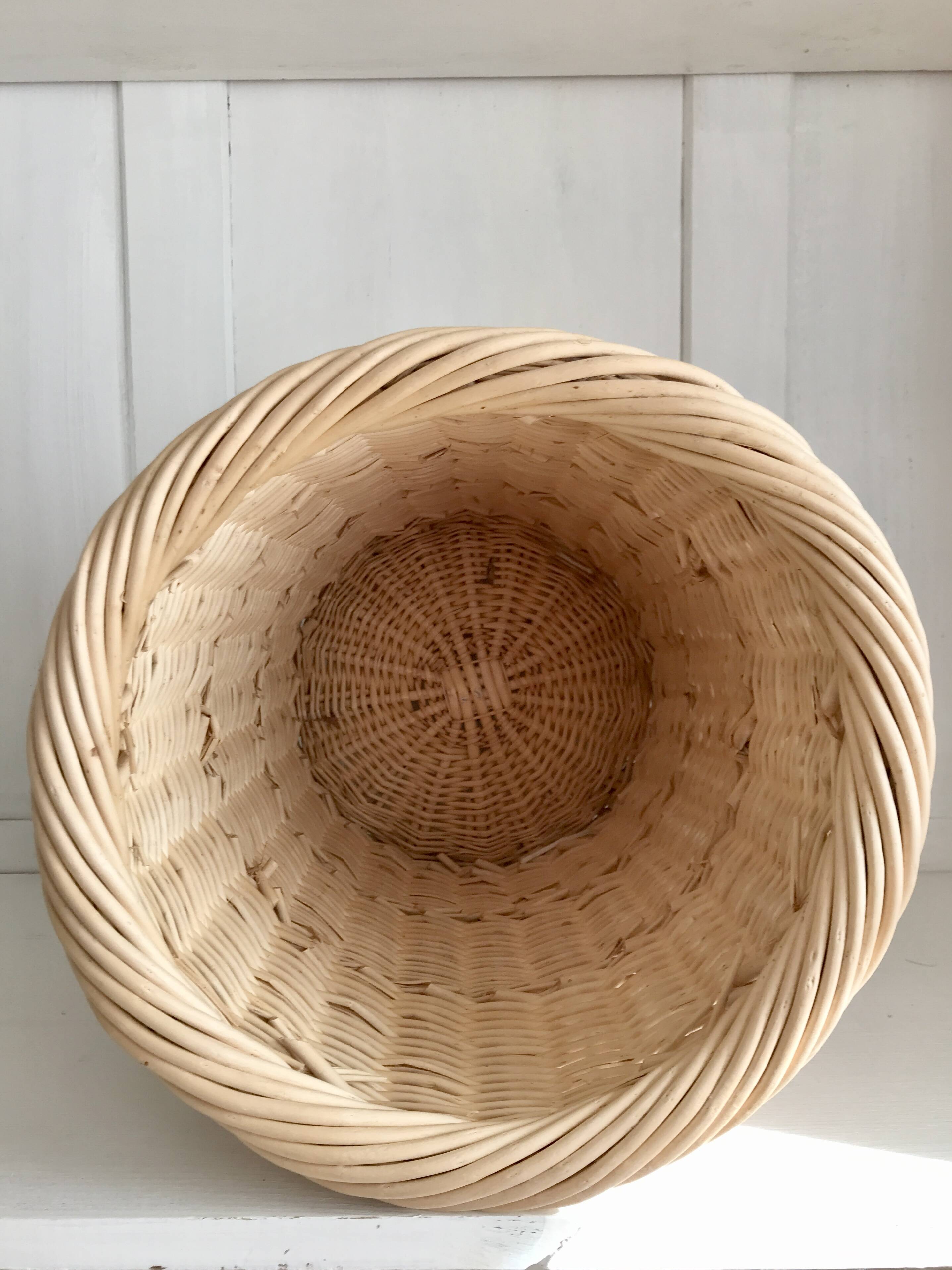 Wicker basket, waste paper basket with lid