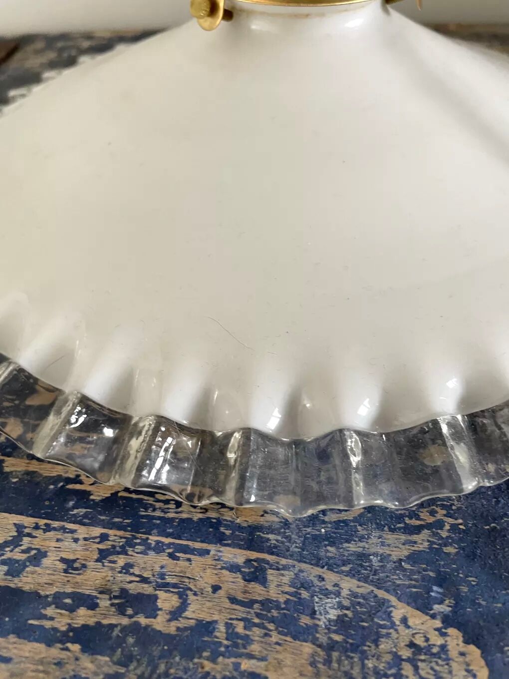 Set of two white opaline suspensions