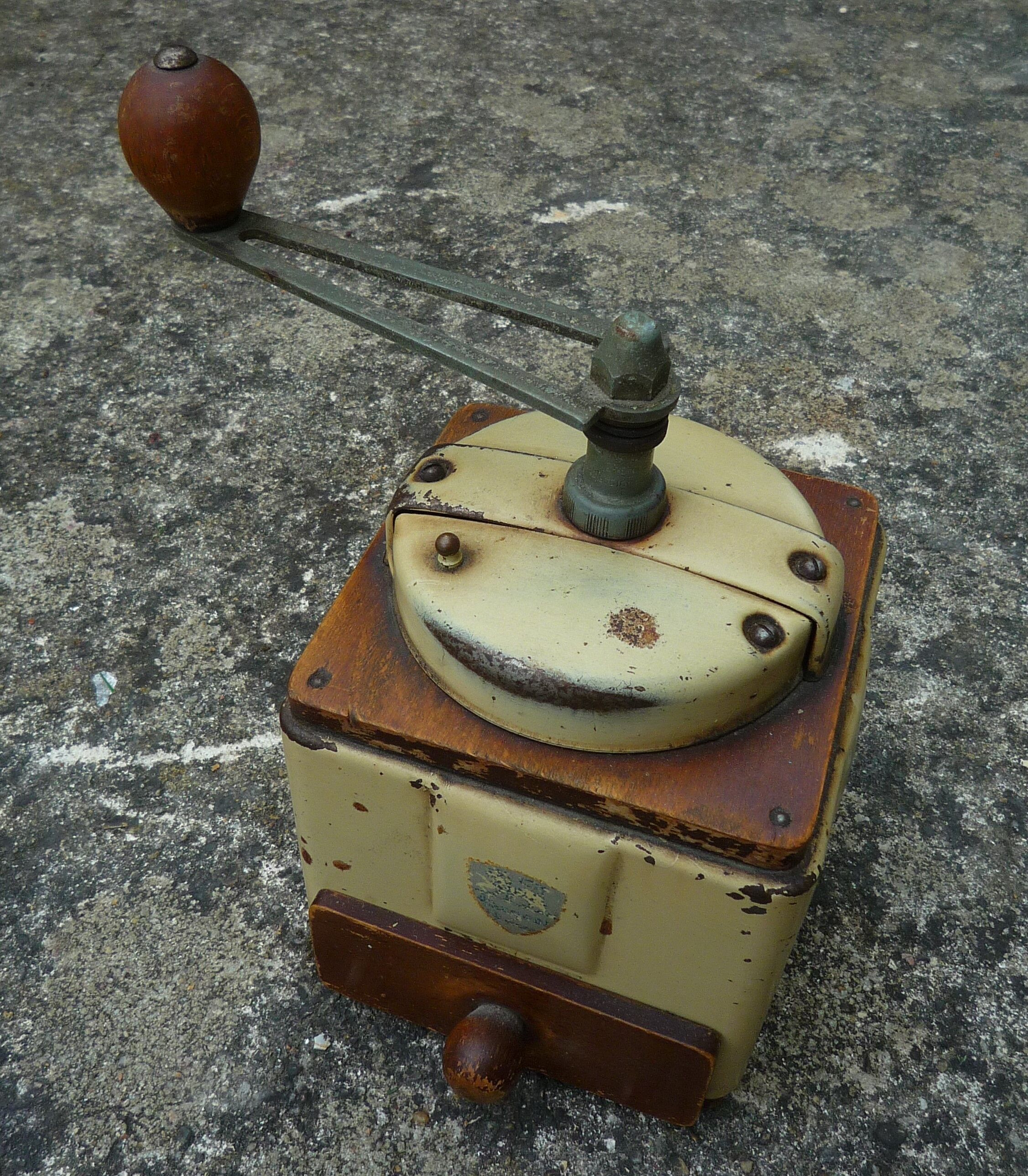 Moulin à café ancien Peugeot vintage 50s