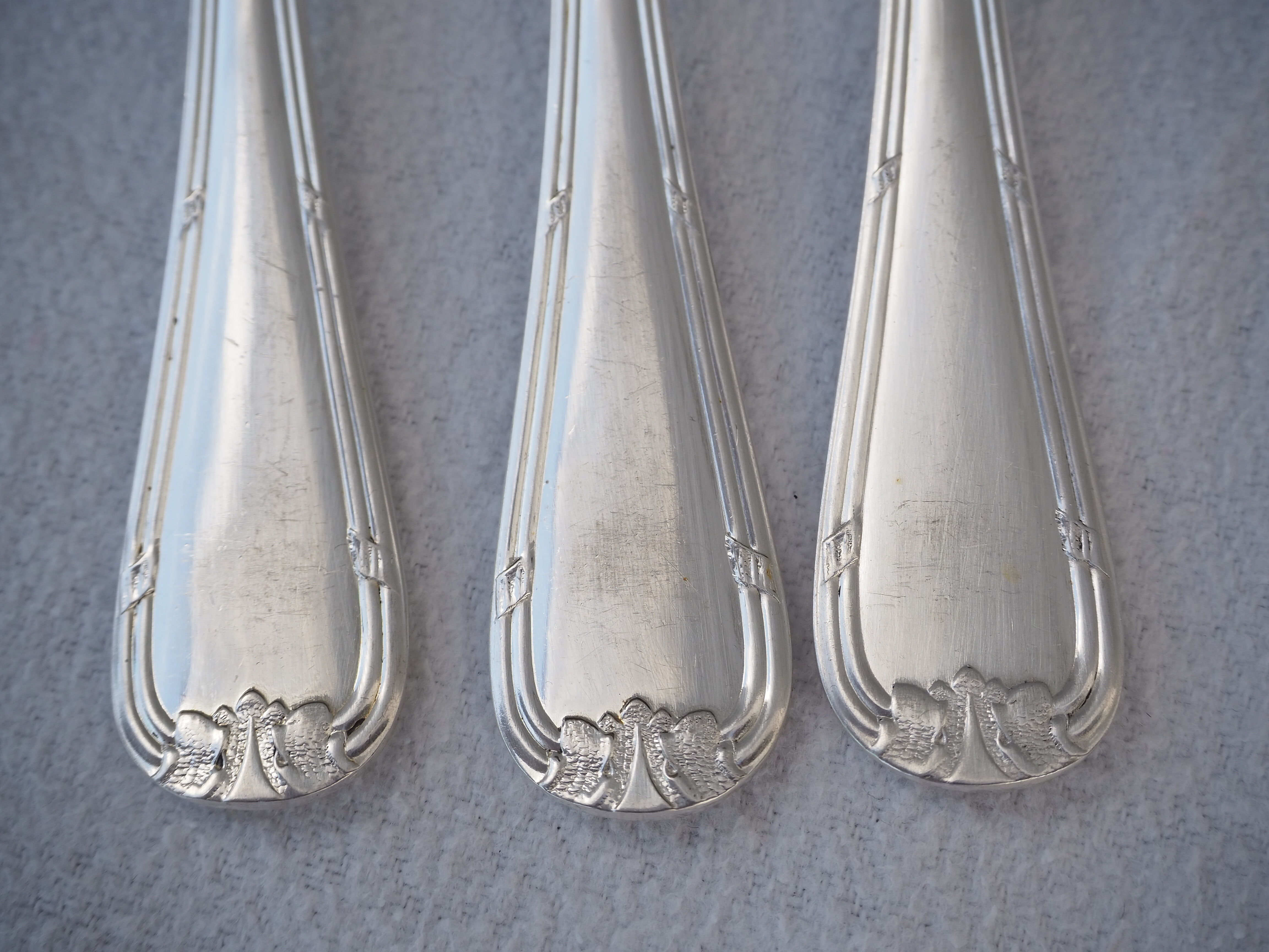 Fish service and its 6 silver-plated cutlery, crossed ribbon model