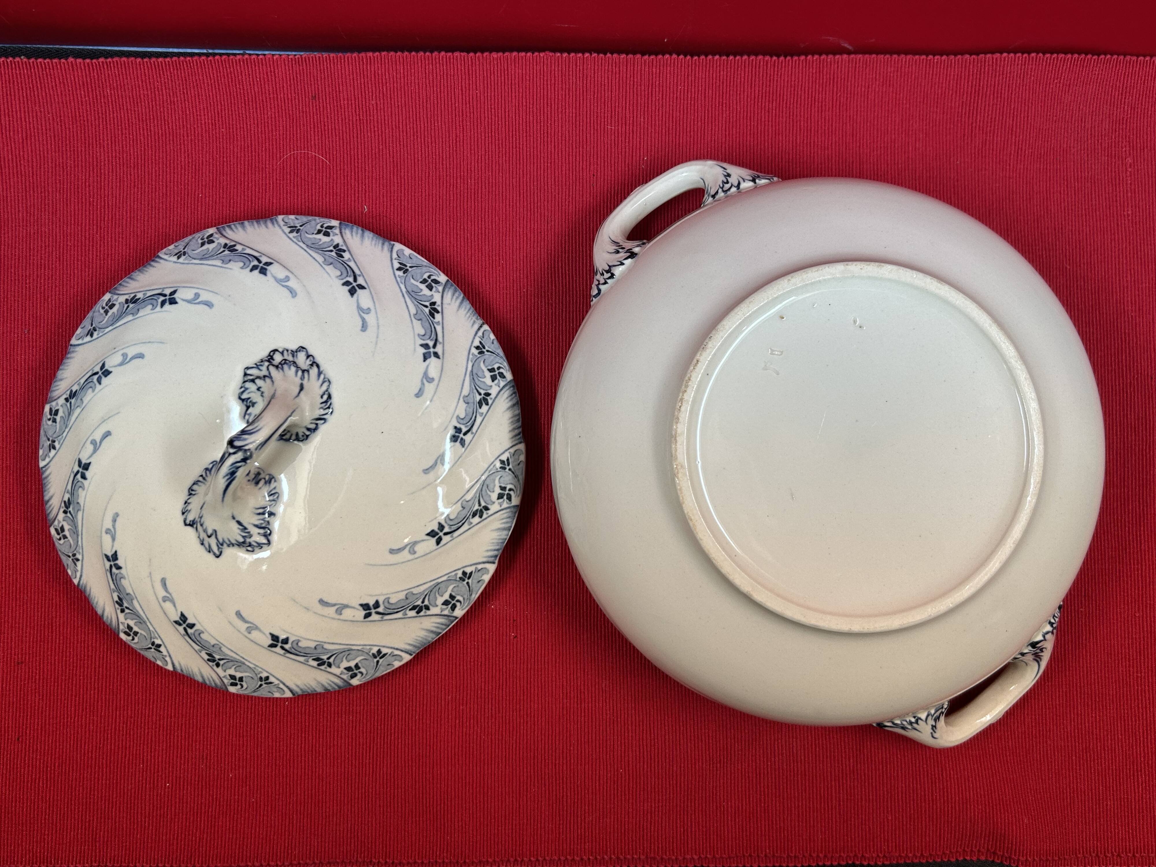 Antique Lunéville earthenware tureen, 28 x 22 x 16 cm