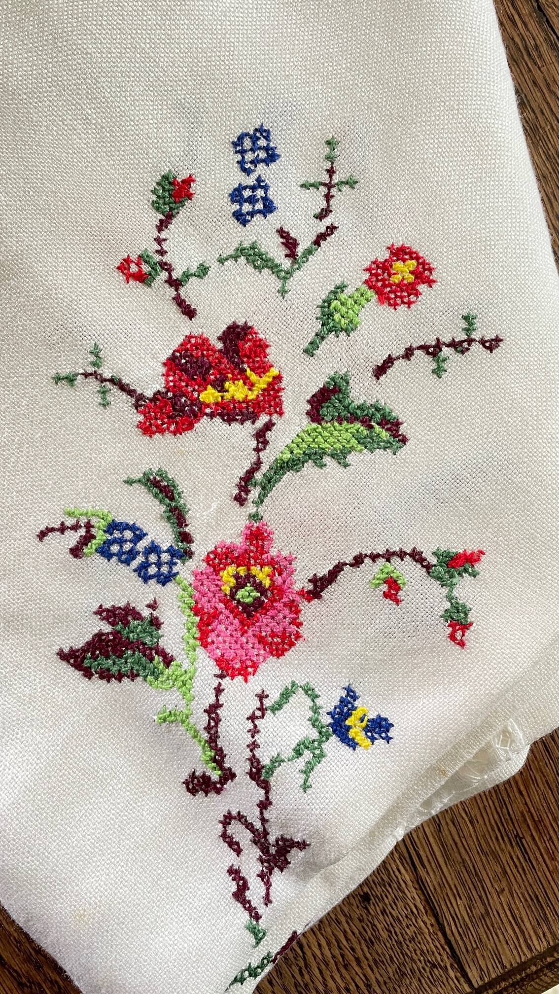 Embroidered tablecloth and 12 vintage napkins