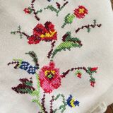 Embroidered tablecloth and 12 vintage napkins