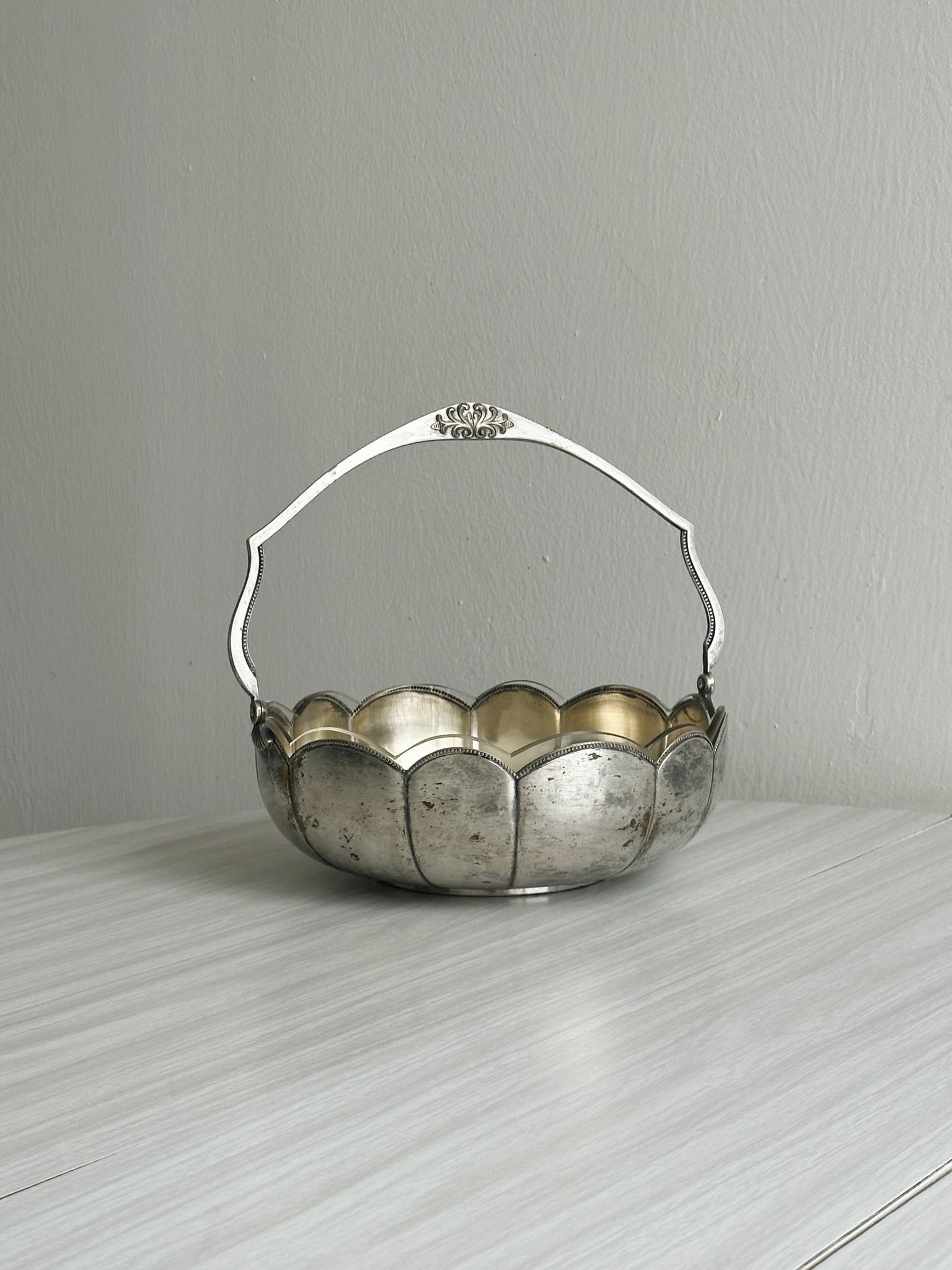 Plat ancien en verre et métal argenté