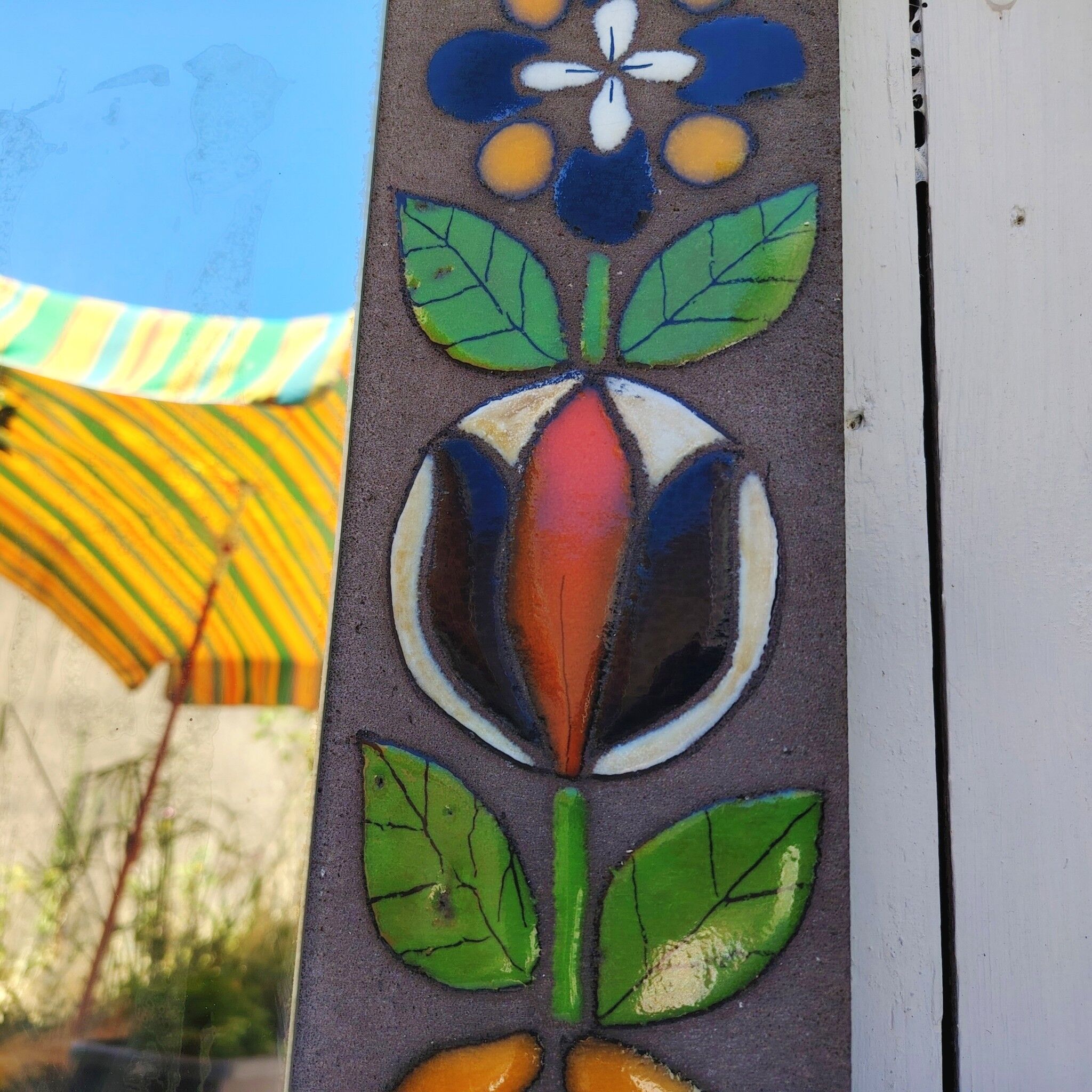 Miroir pierre de lave, fleurs émaillées, années 60-70