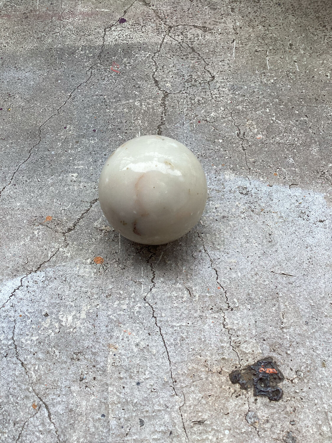 Sphère en marbre blanc