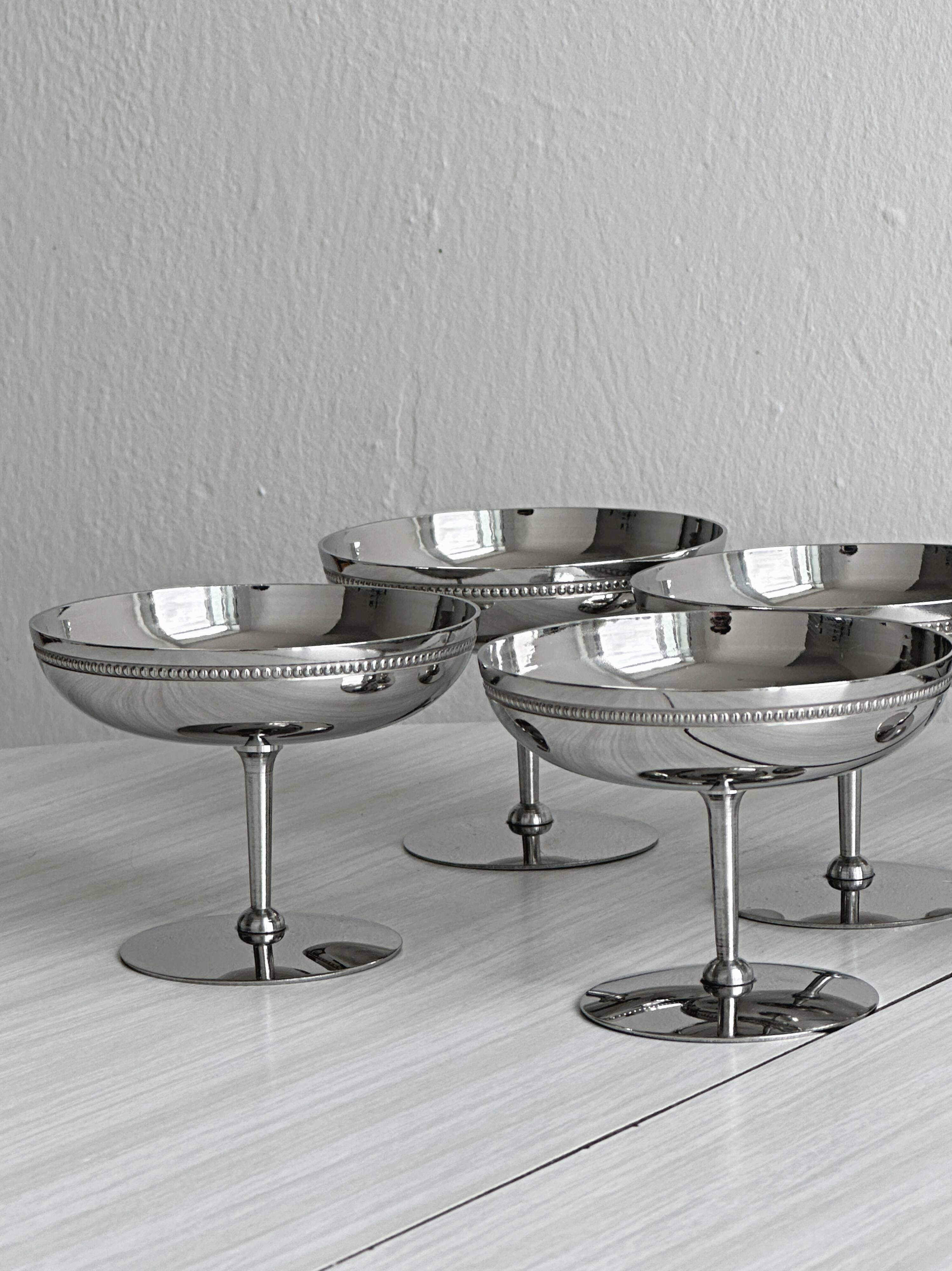 6 silver-plated metal footed bowls