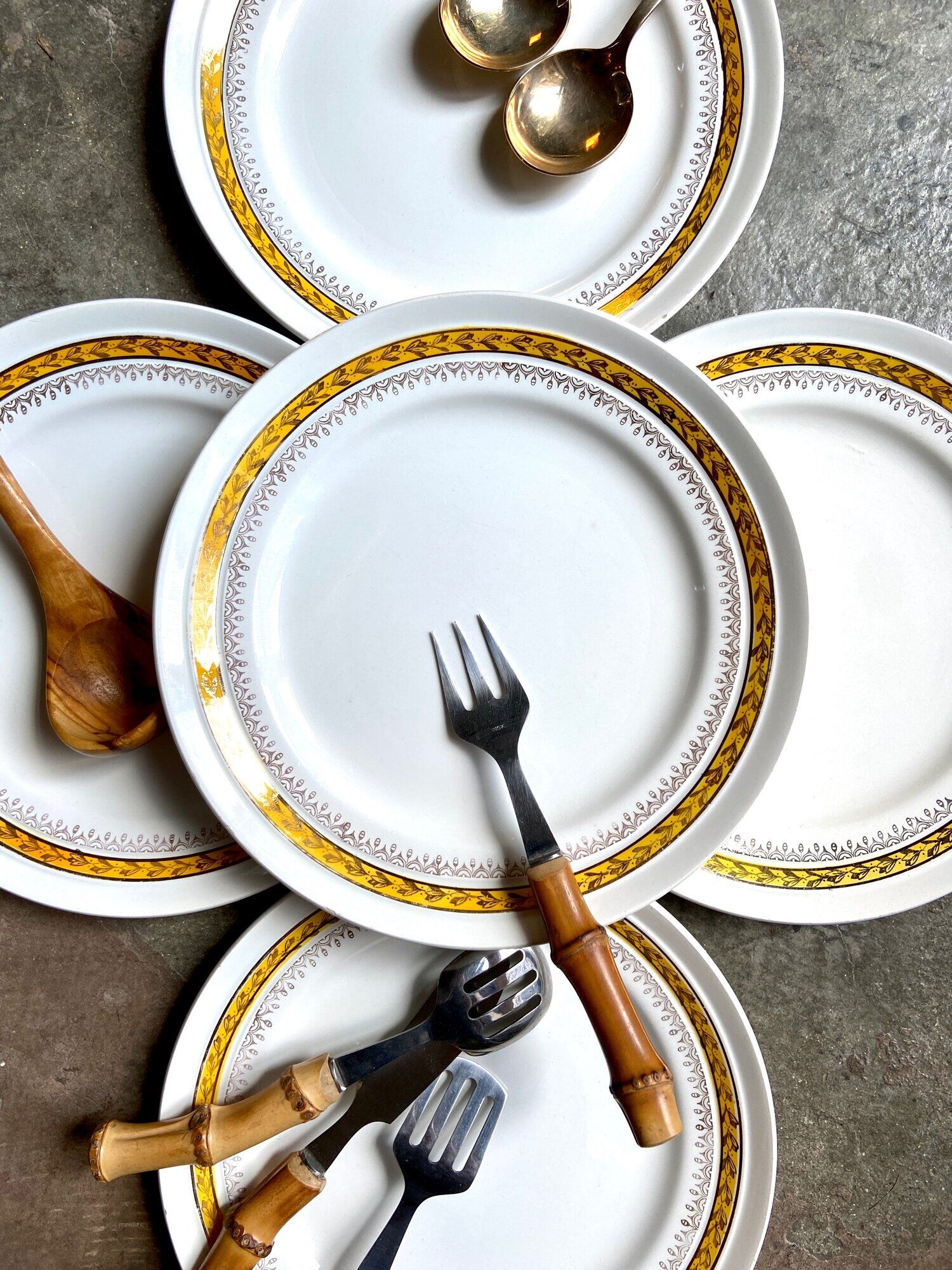 5 St Amand flat plates in yellow and gold earthenware