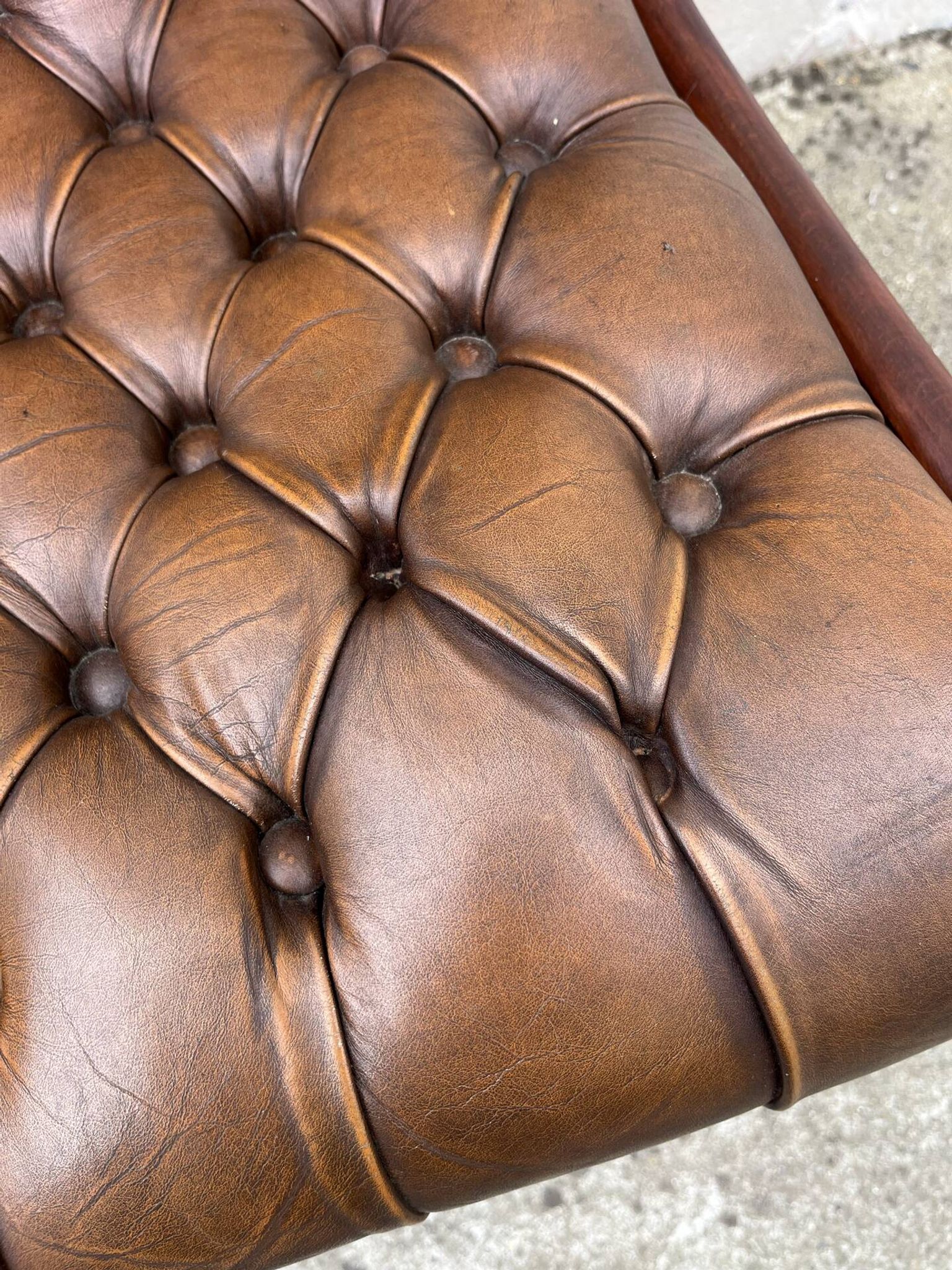 Chaise Chesterfield en cuir brun capitonné
