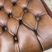 Chaise Chesterfield en cuir brun capitonné