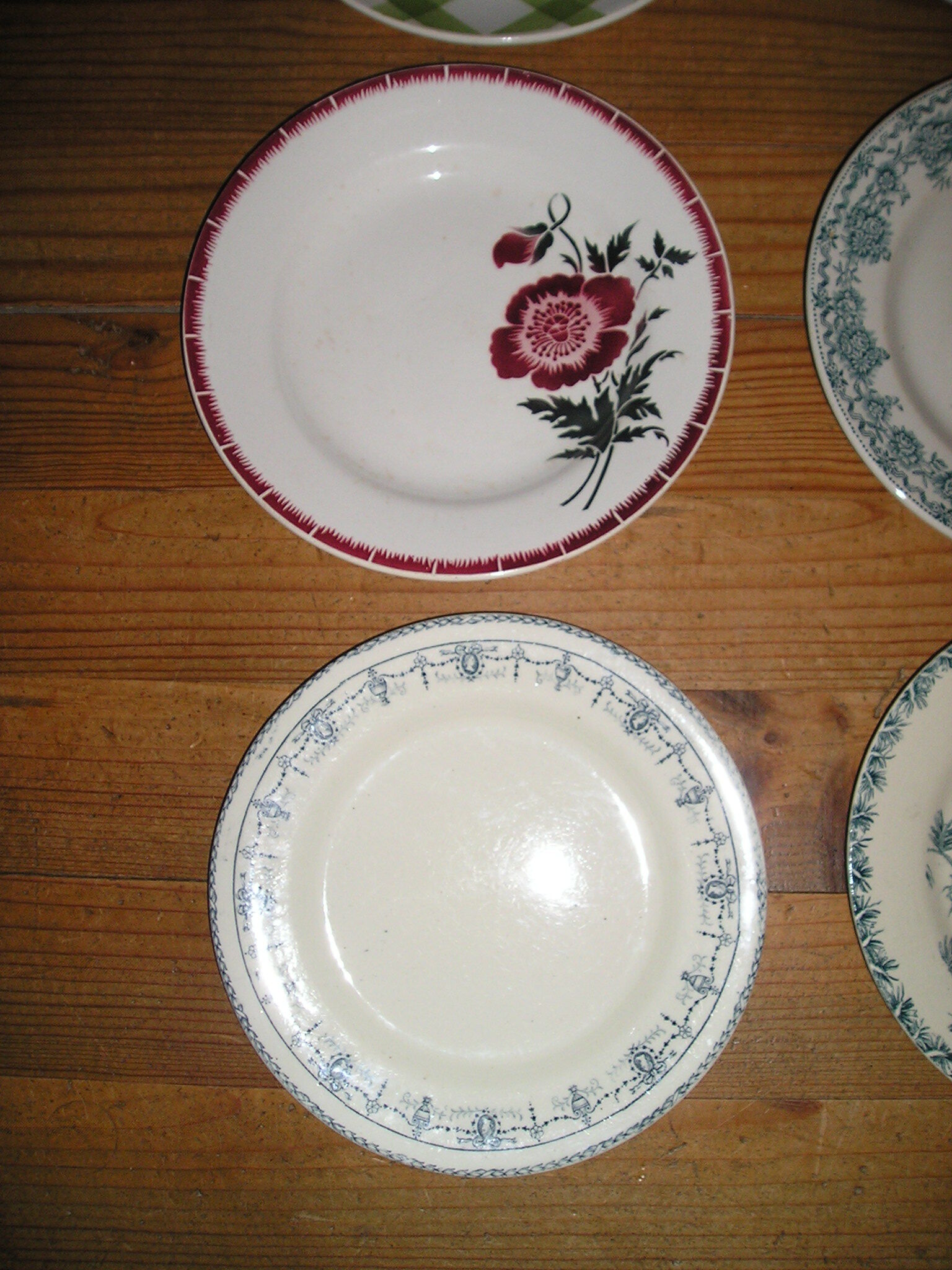 Set of 12 different flat plates