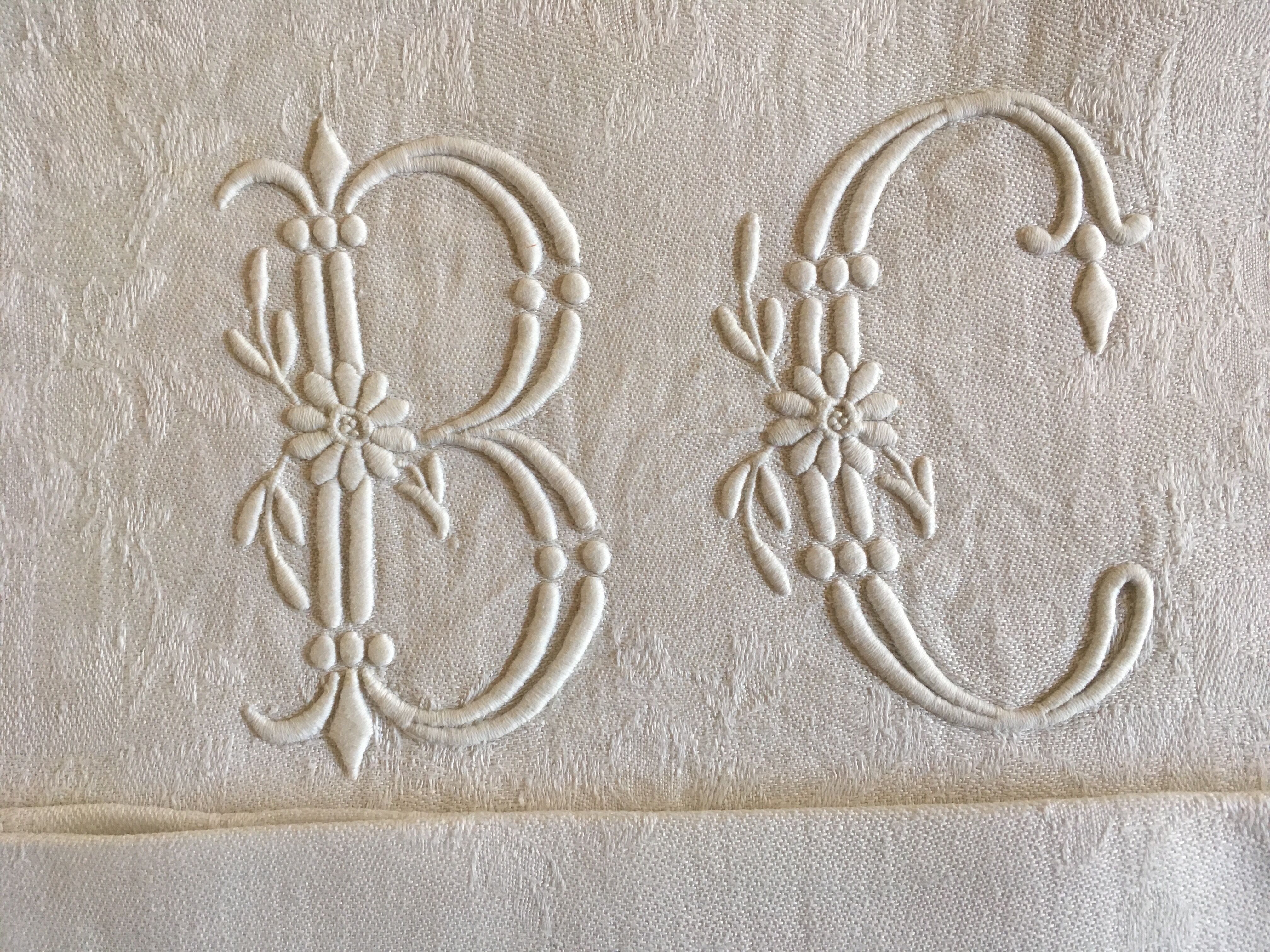 Set de 6 serviettes de lin damassé vers 1900 brodées BC