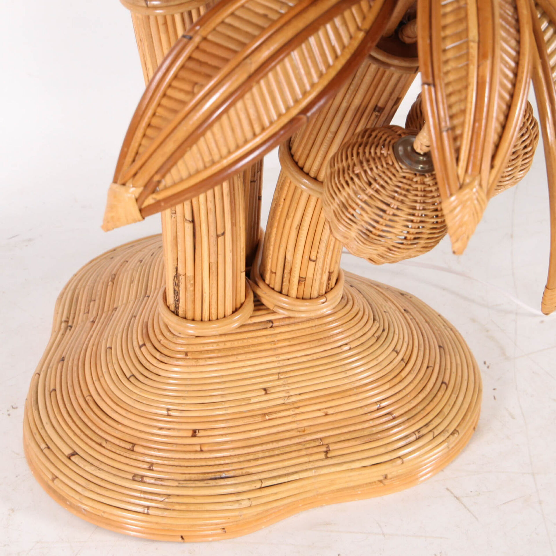 Lampadaire « palmier-cocotier » en rotin