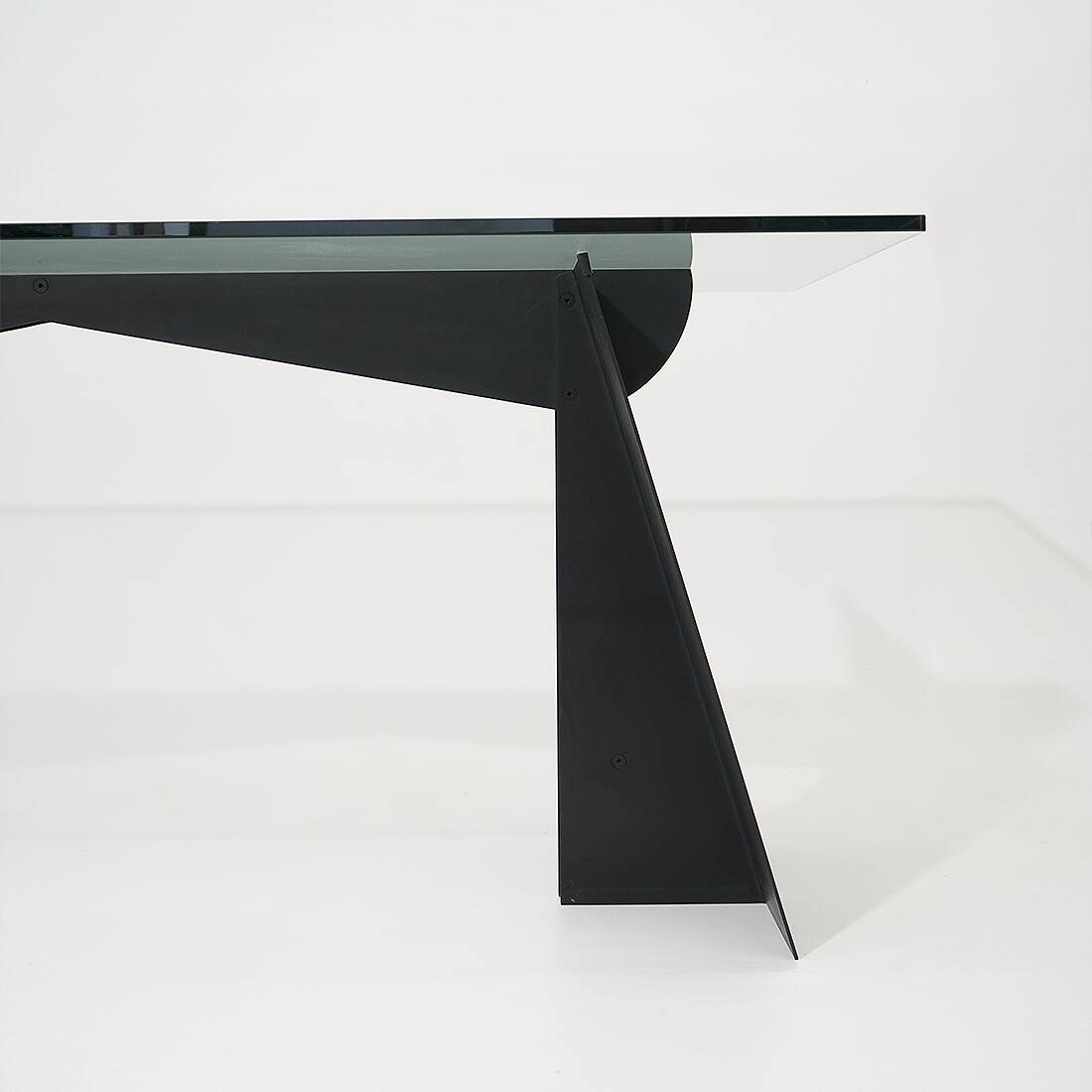 Table en verre et métal noir, années 1970